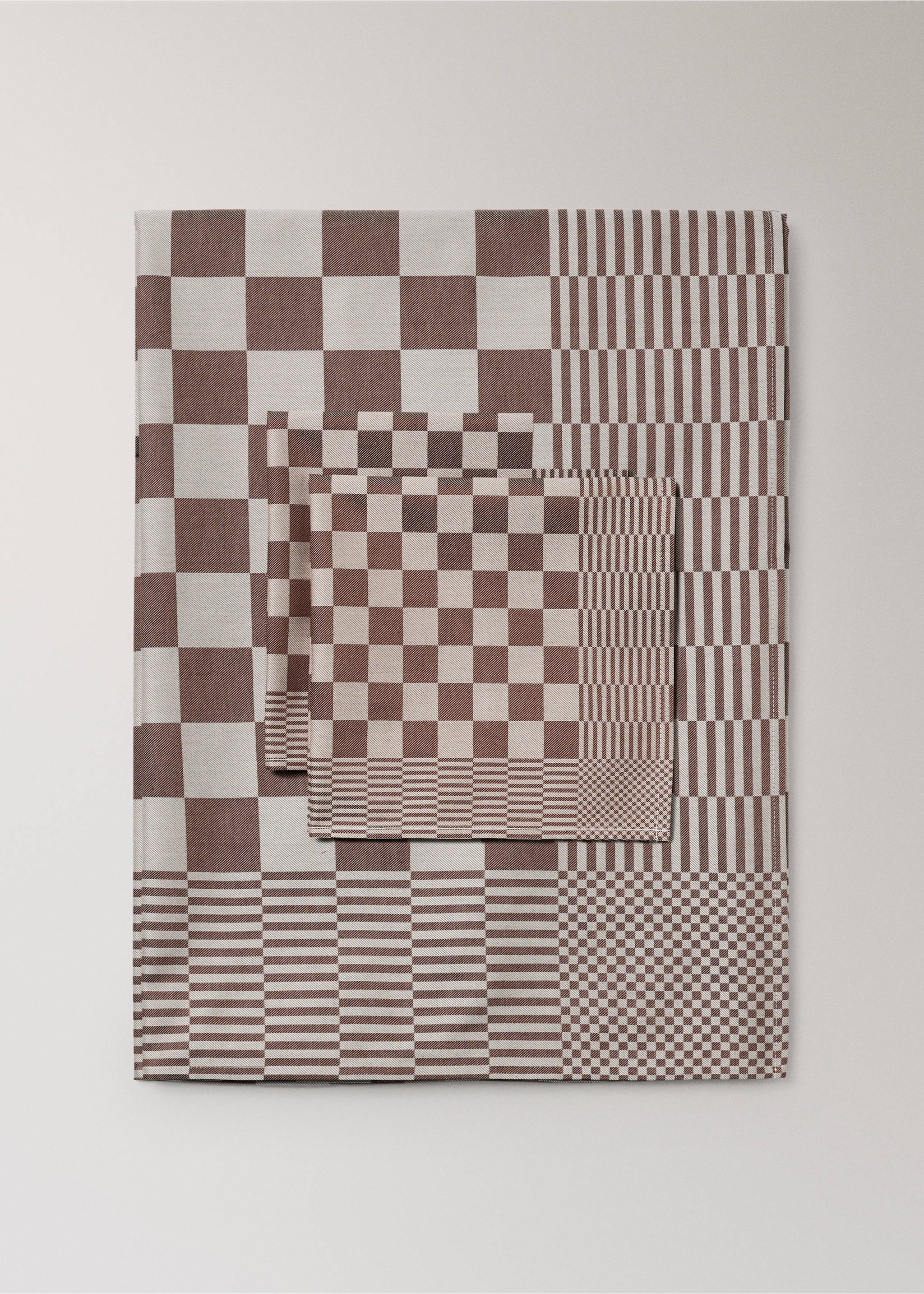 Jacquard cotton tablecloth for 6 to 8 diners - Details of the article 4, Brown. Ref: 37002559-00.