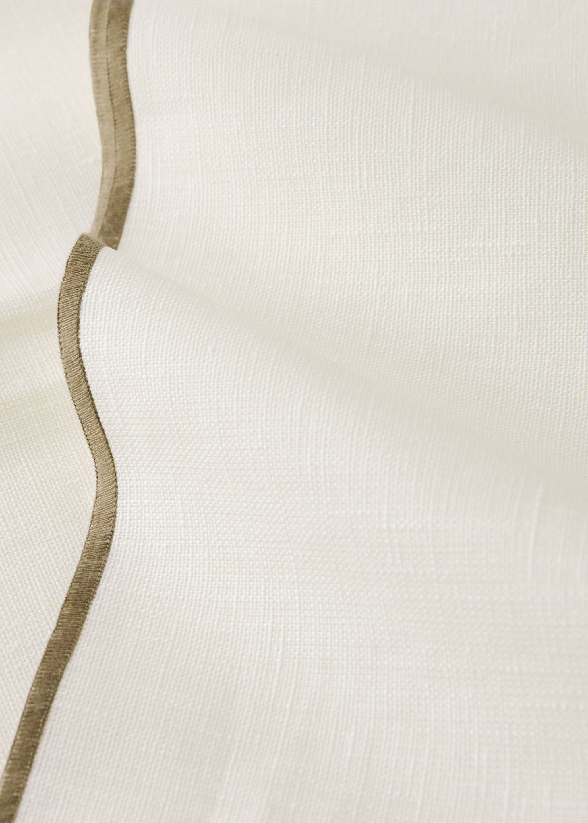 Resin-coated 100% linen tablecloth with contrasting overlock for 8 to 10 diners - Details of the article 2, Off White. Ref: 37002569-00.