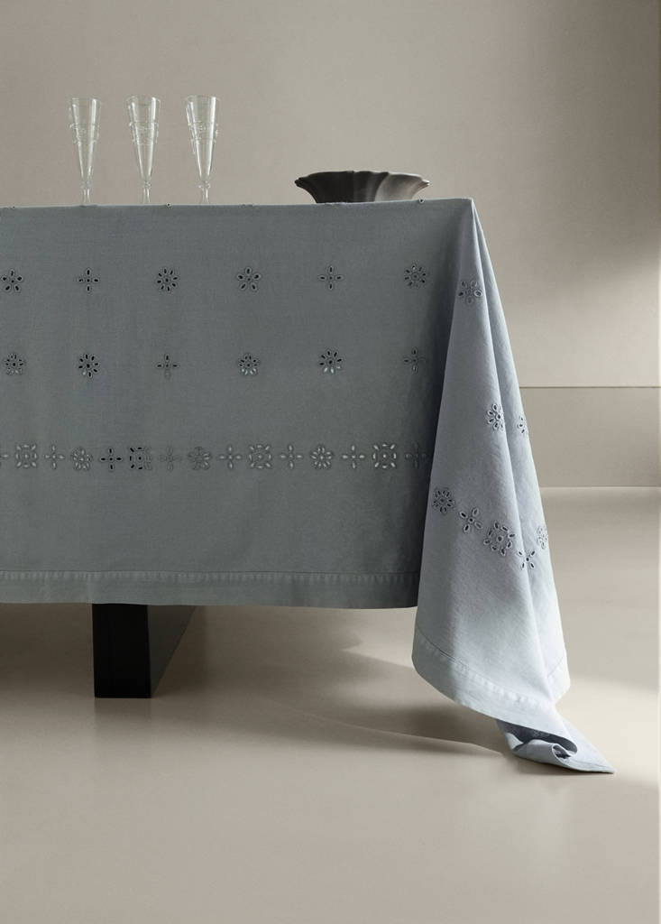 Embroidered floral linen-cotton tablecloth for 6 to 8 guests