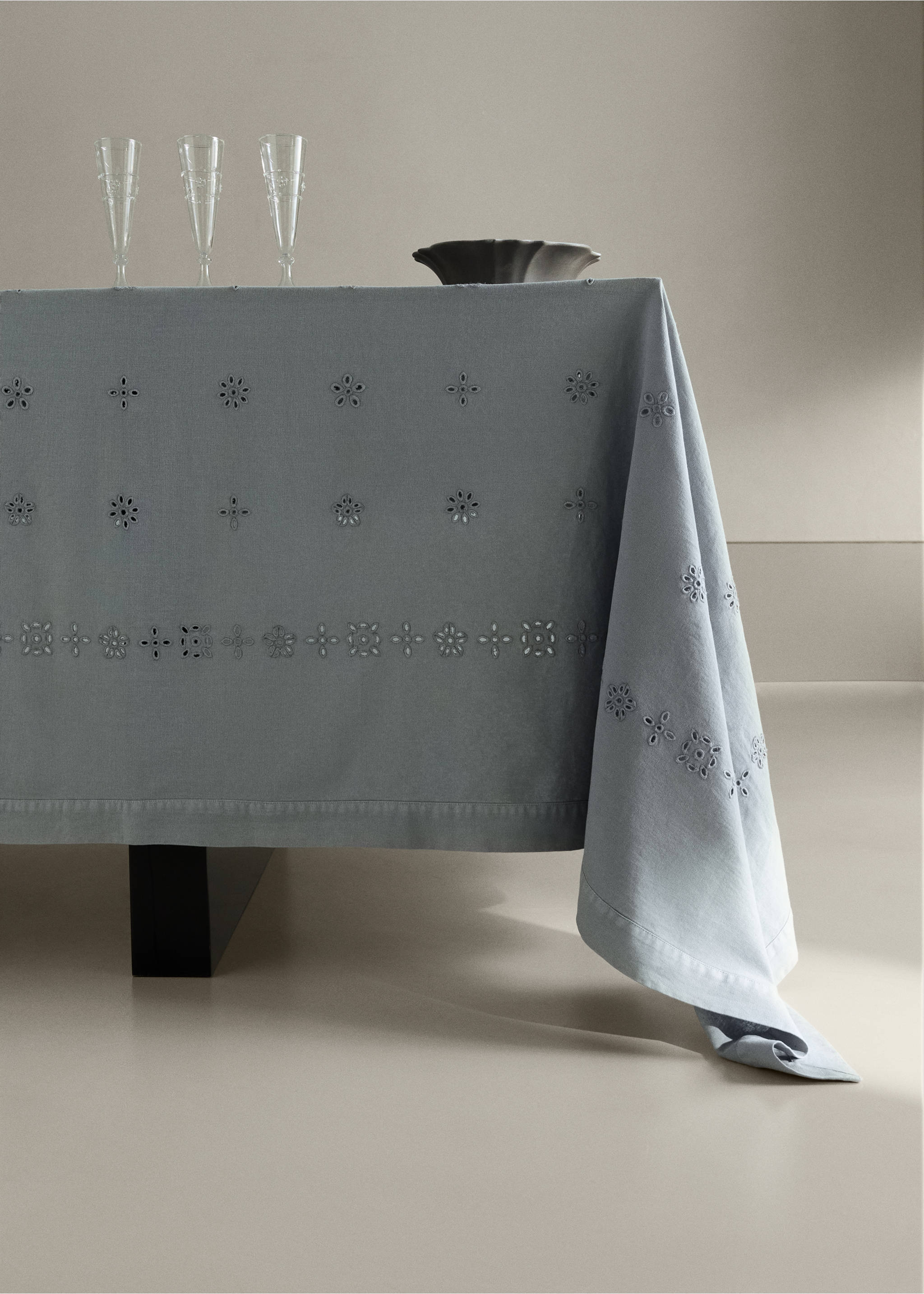 Embroidered floral linen-cotton tablecloth for 6 to 8 guests - General plane, Blue. Ref: 37002571-00.