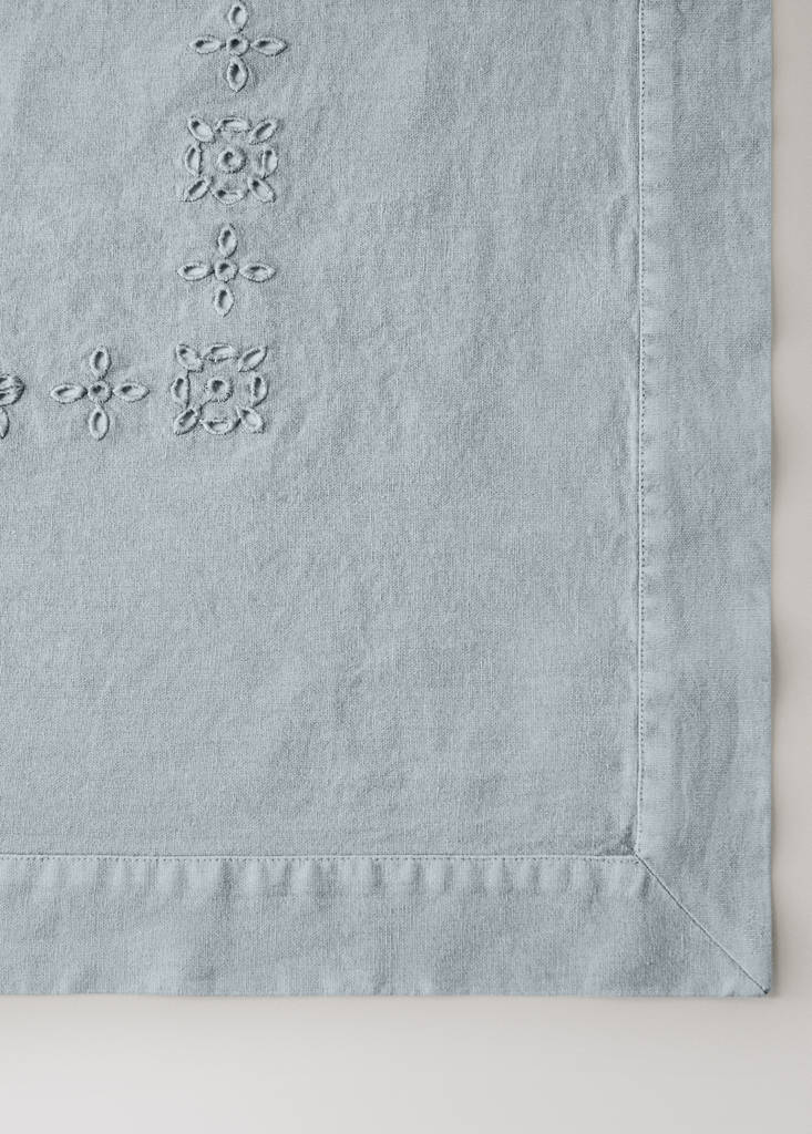 Embroidered floral linen-cotton tablecloth for 6 to 8 guests - thumbnail 4