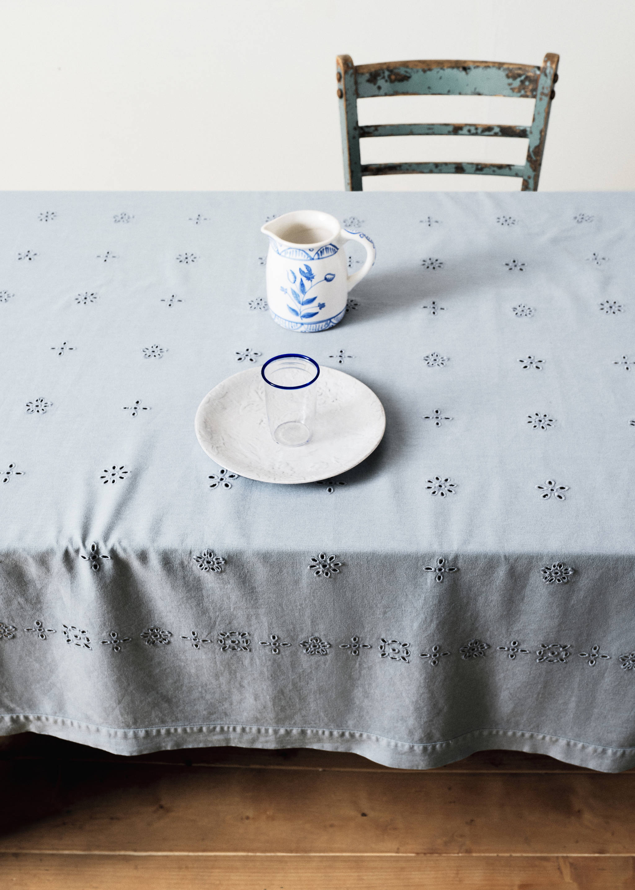 Embroidered floral linen-cotton tablecloth for 6 to 8 guests - Details of the article 5, Blue. Ref: 37002571-00.