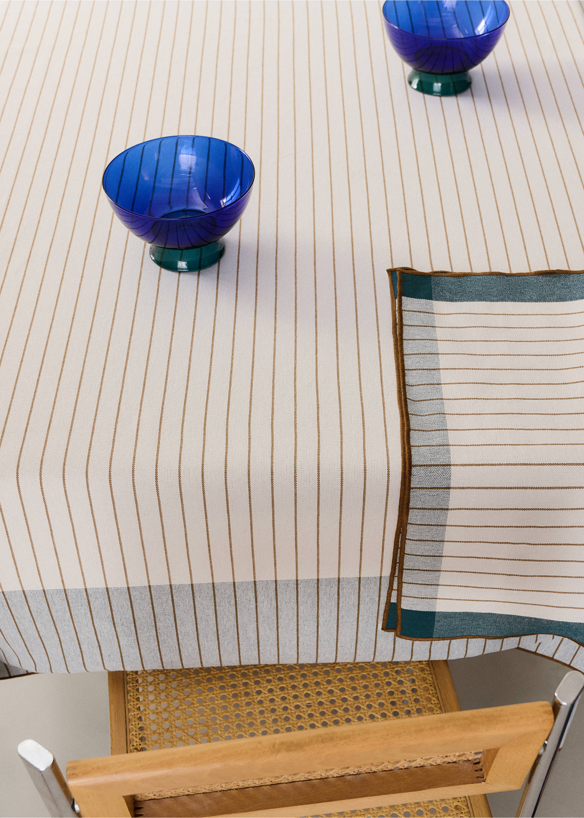 Cotton striped tablecloth with contrast overlock stitching, for 6 to 8 diners - Details of the article 7, Blue. Ref: 37002575-00.
