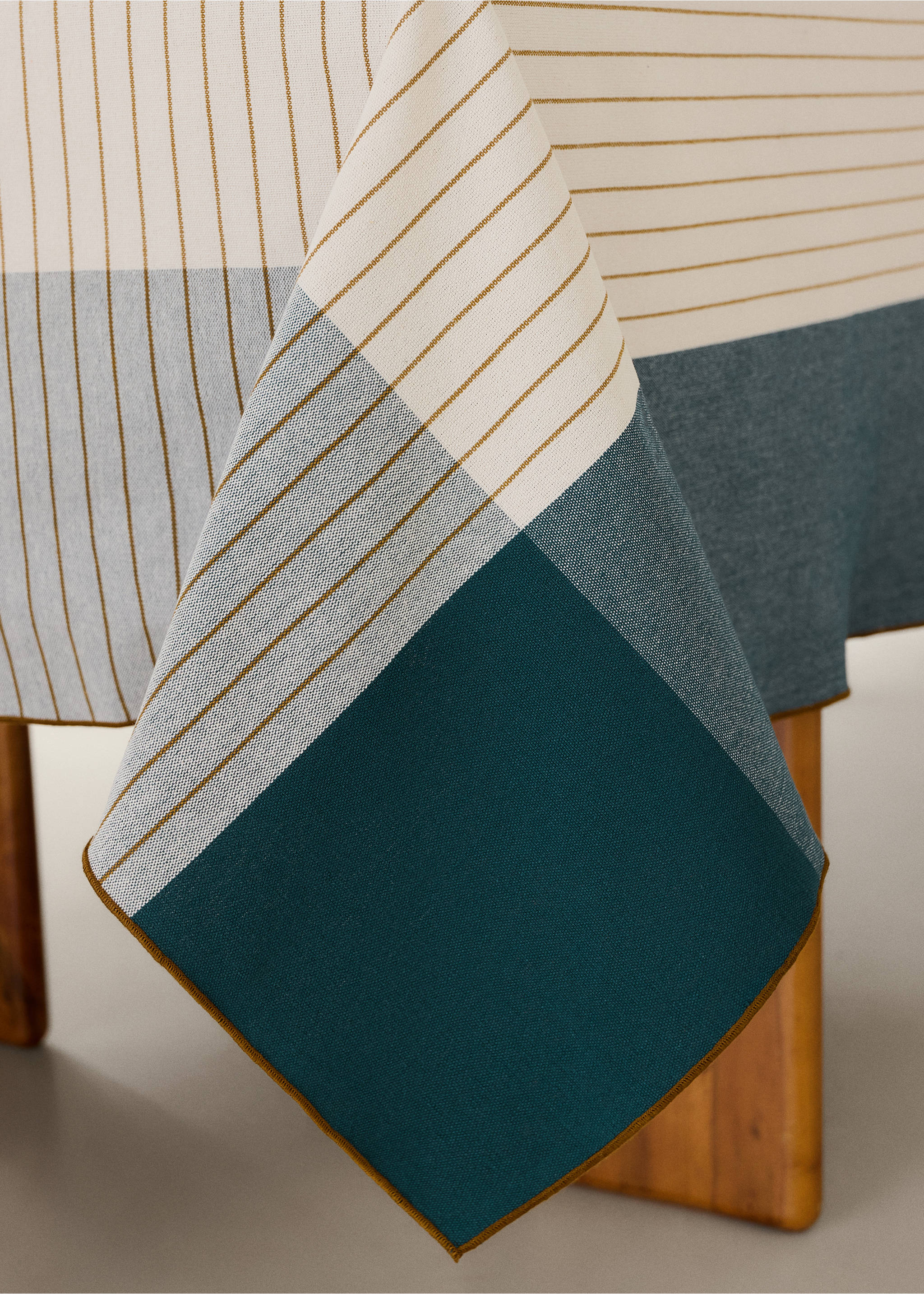 Cotton striped tablecloth with contrast overlock stitching, for 6 to 8 diners - Details of the article 8, Blue. Ref: 37002575-00.