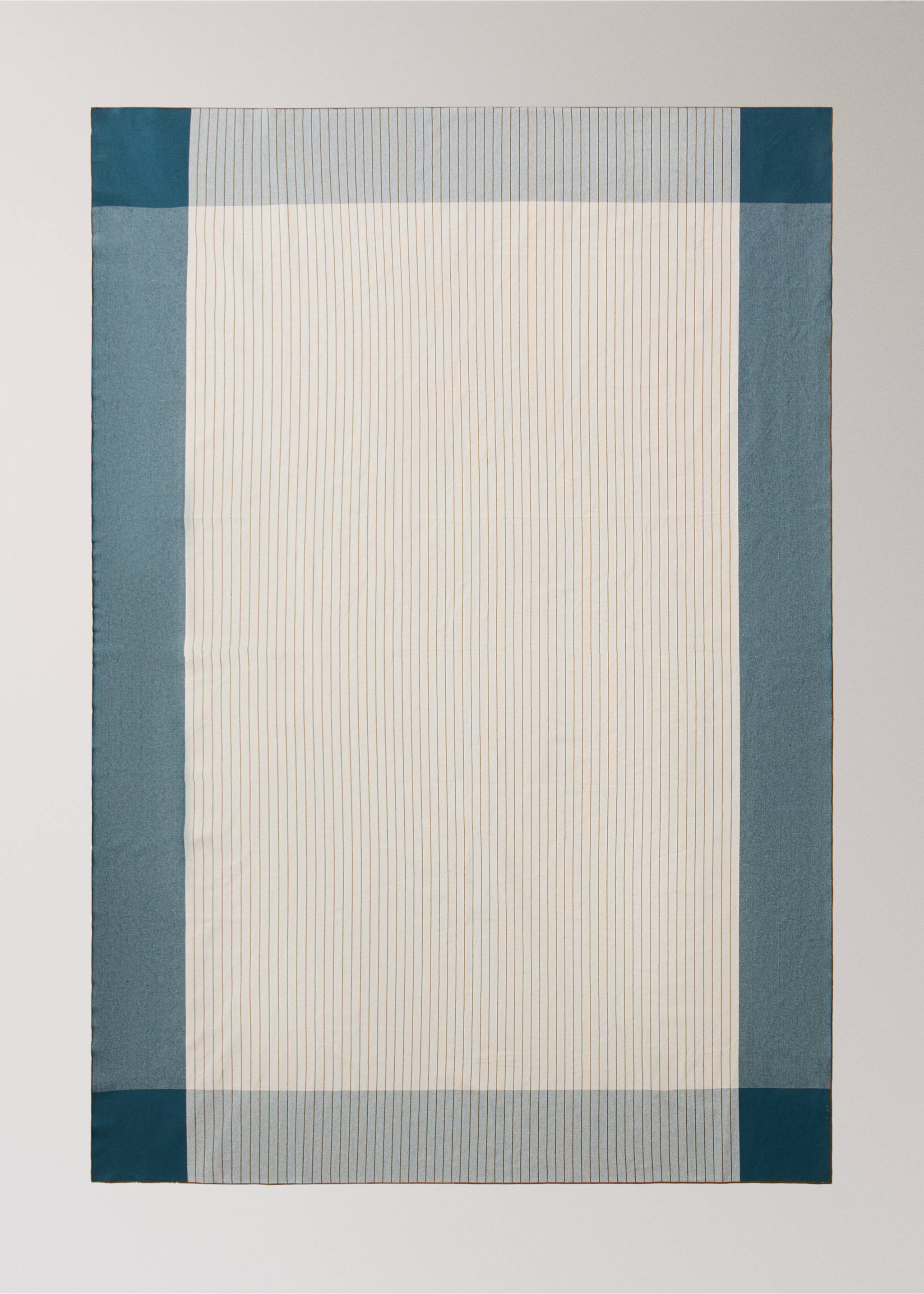 Cotton striped tablecloth with contrast overlock stitching, for 6 to 8 diners - Details of the article 2, Blue. Ref: 37002575-00.