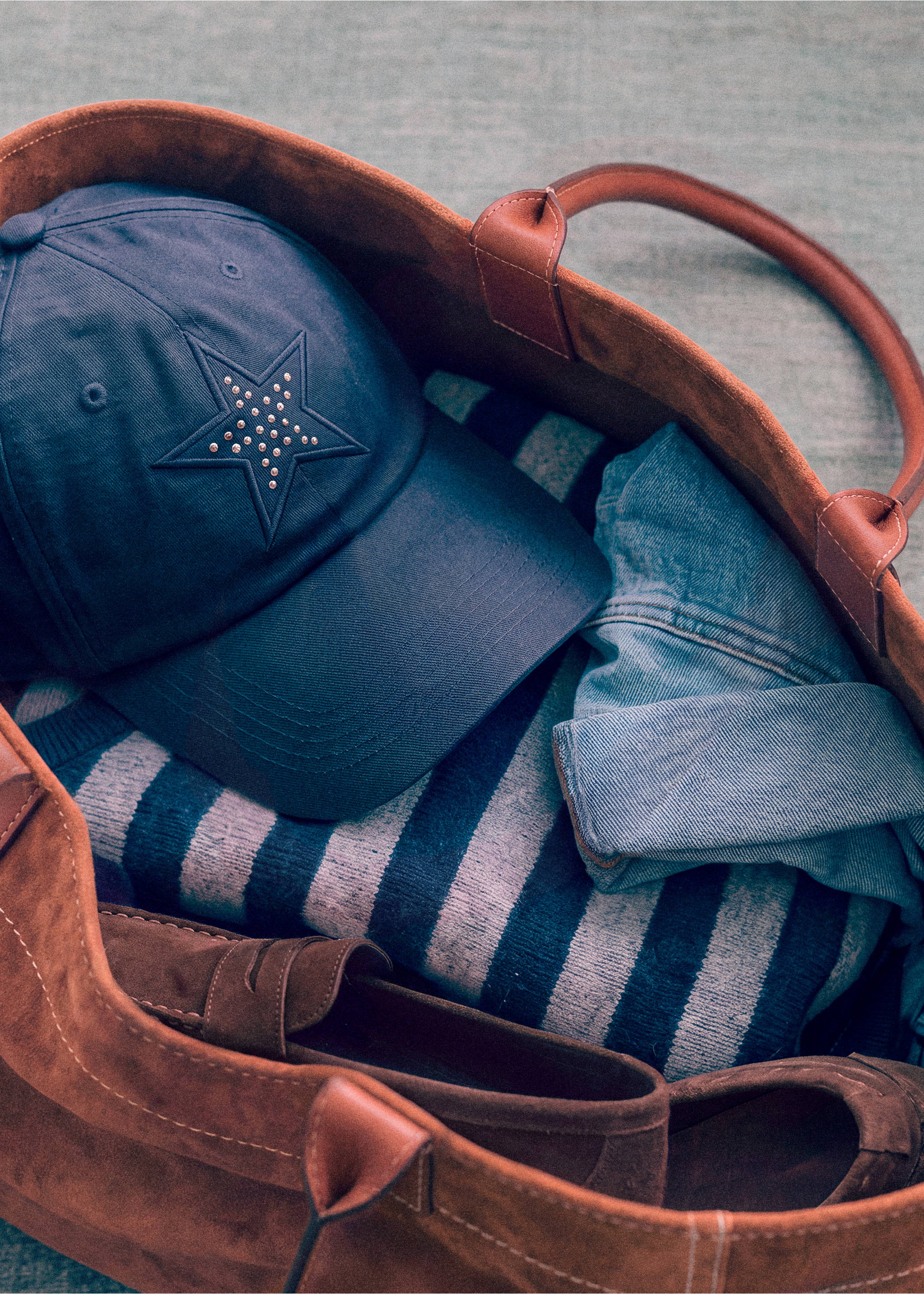 Distressed effect cap with studs - Details of the article 5, Night Blue. Ref: 37002905-00.