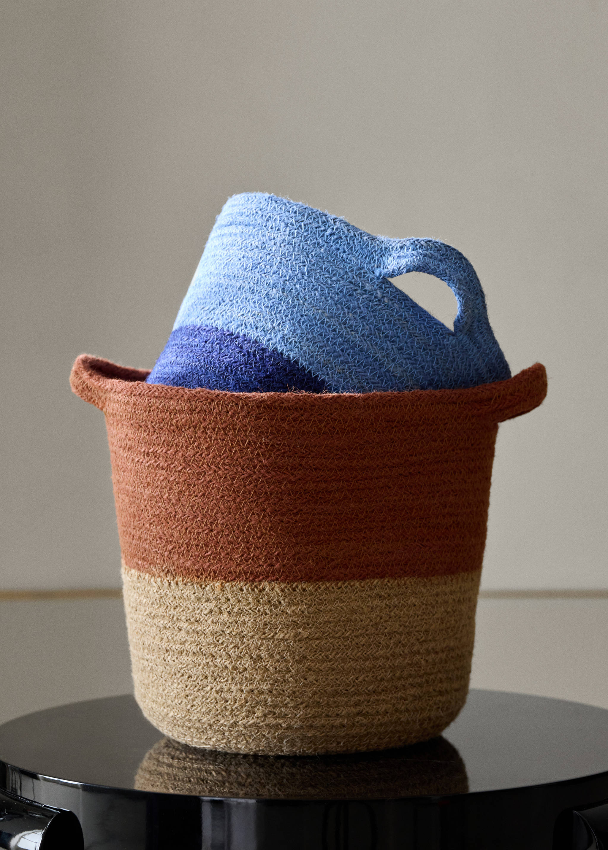 Medium round jute basket with handles - General plane