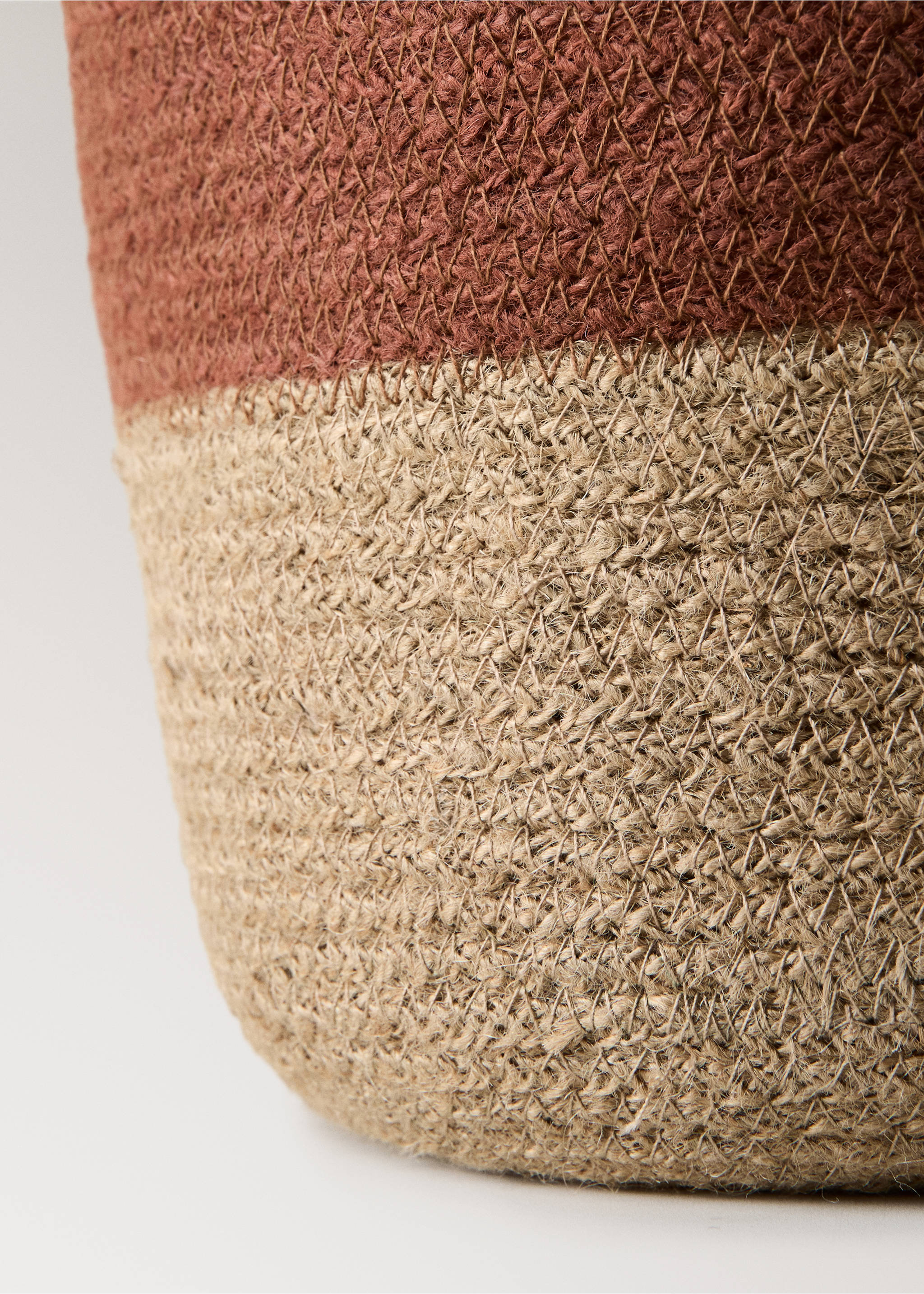 Medium round jute basket with handles - Details of the article 2, Tobacco Brown. Ref: 37002906-00.