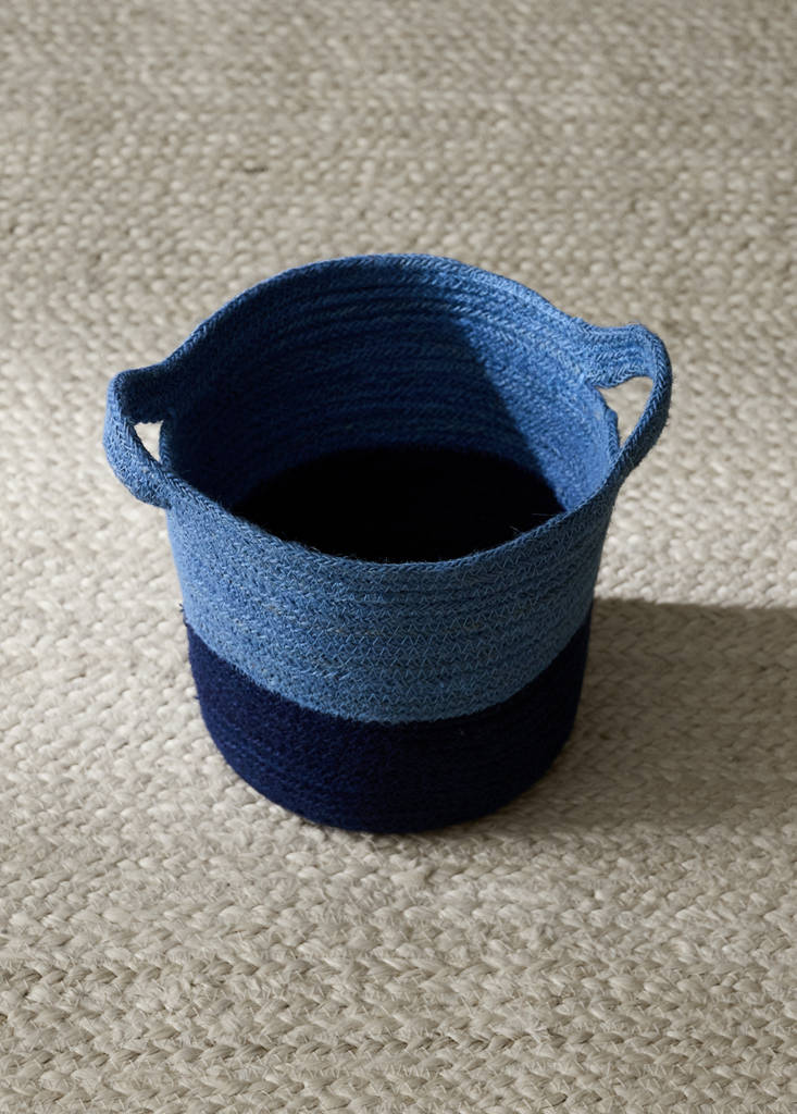 Medium round jute basket with handles — Blue