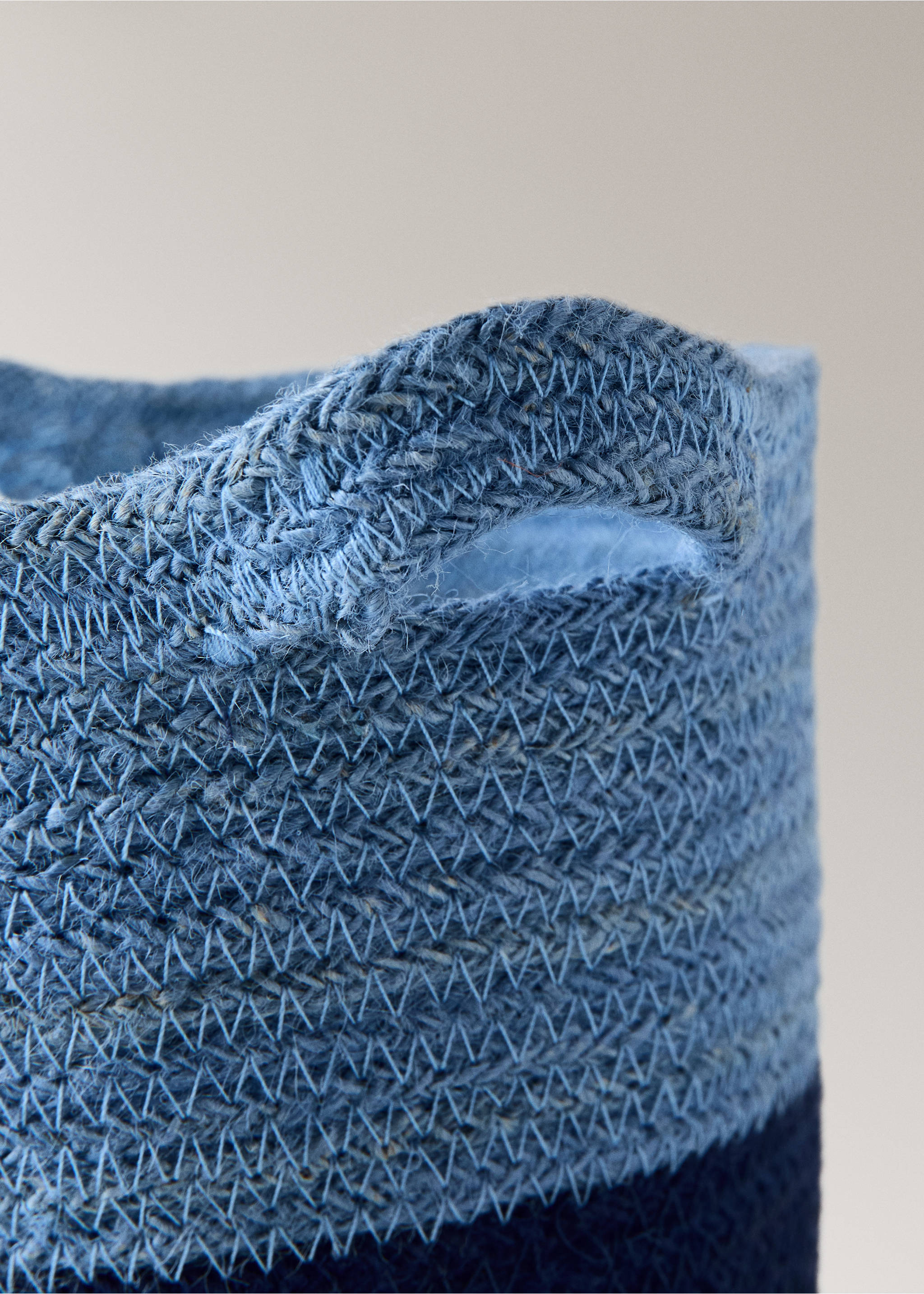 100% jute basket with handles - Details of the article 1, Blue. Ref: 37002907-00.