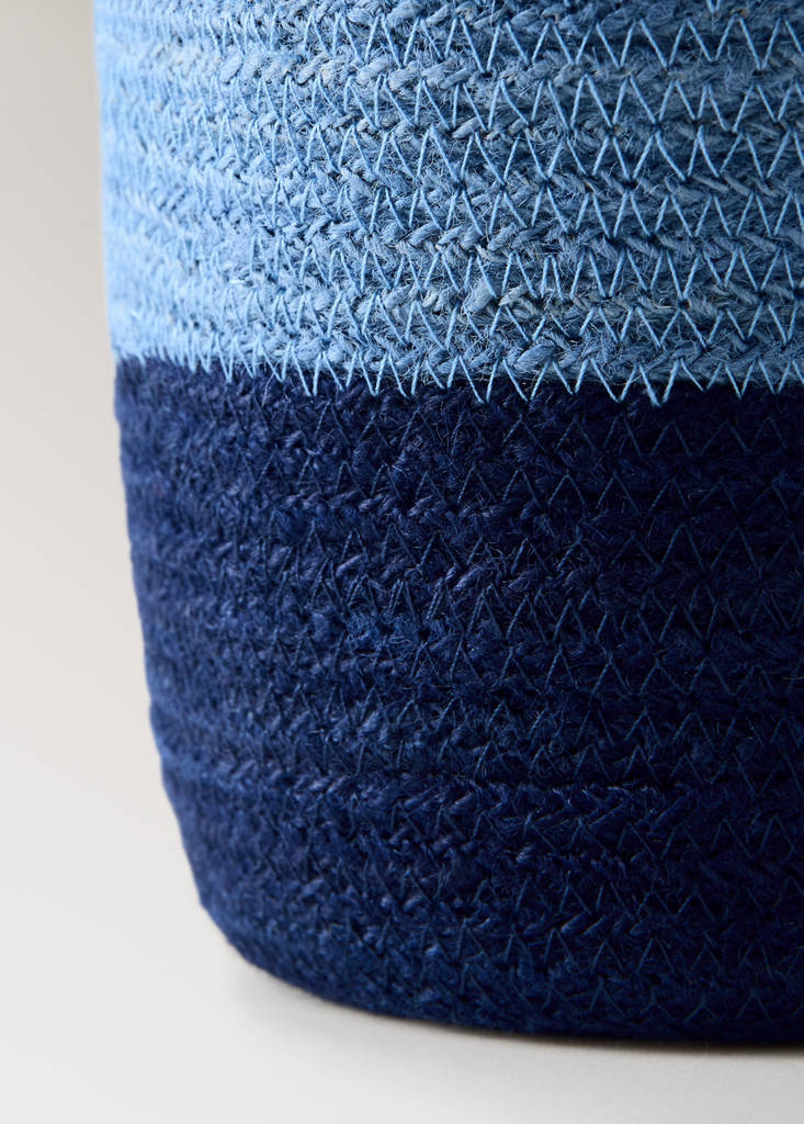 Medium round jute basket with handles — Blue