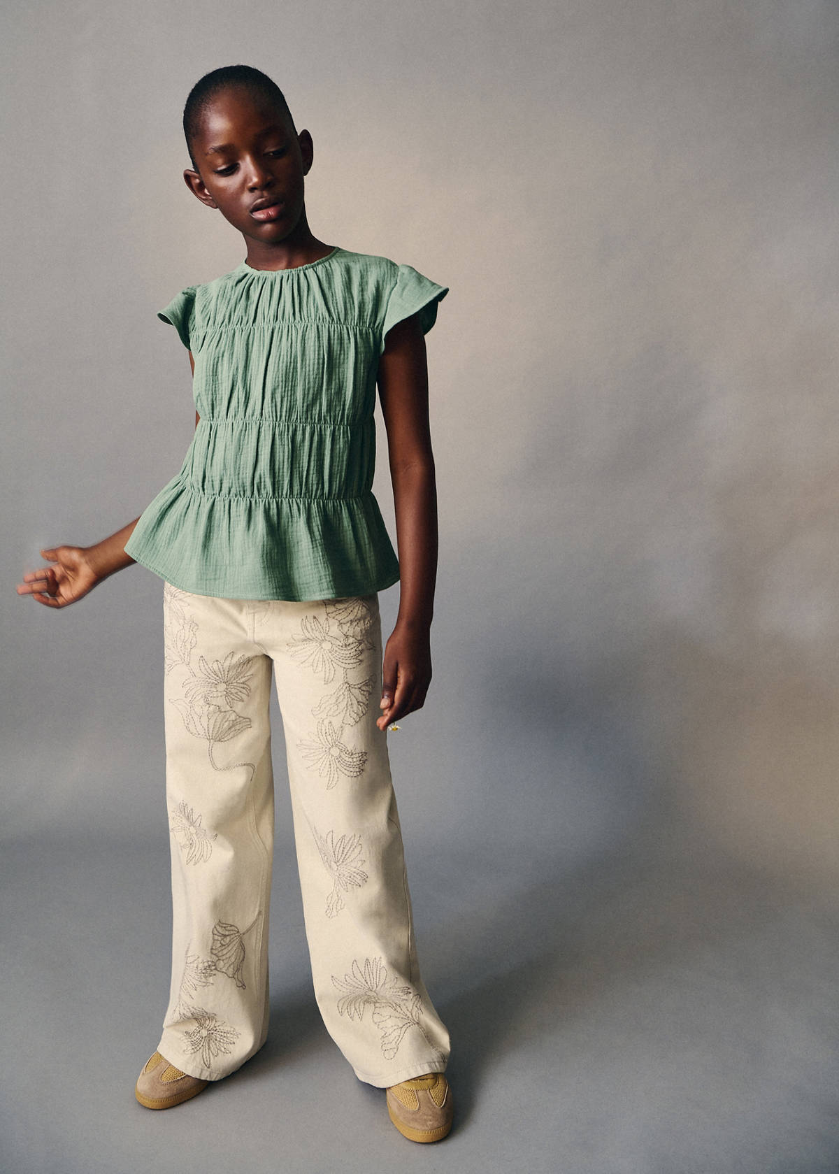 Wide leg jeans with floral embroidery — Ecru