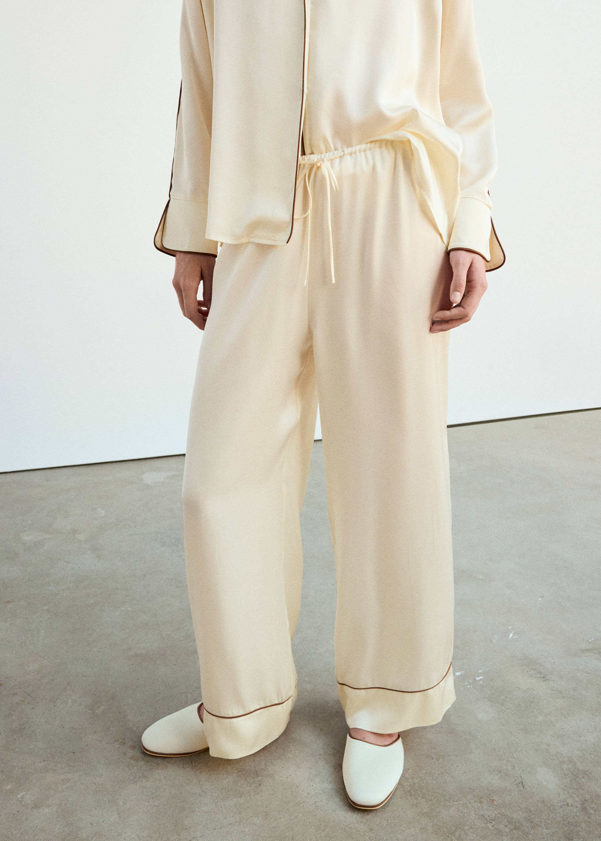 Satin viscose trousers with contrast pipping - Medium plane