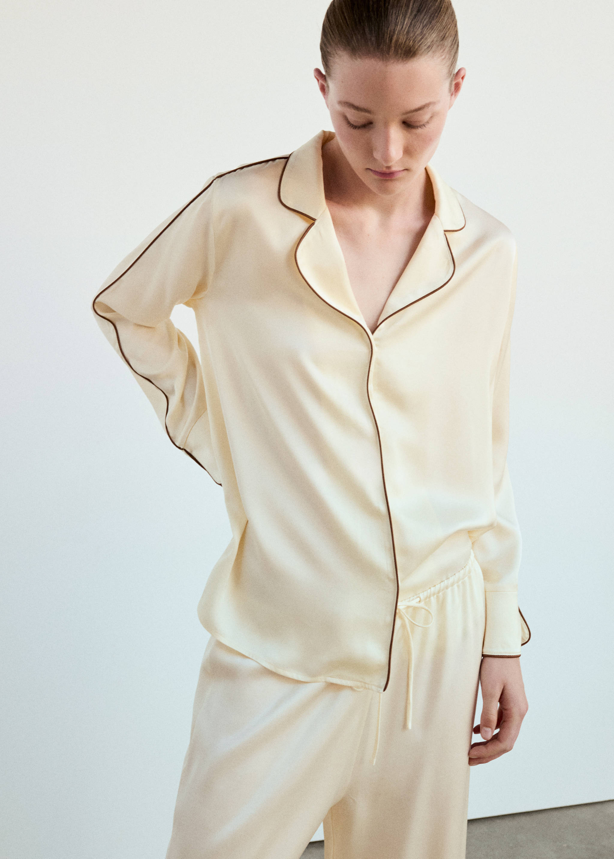 Satin viscose trousers with contrast pipping - Details of the article 1