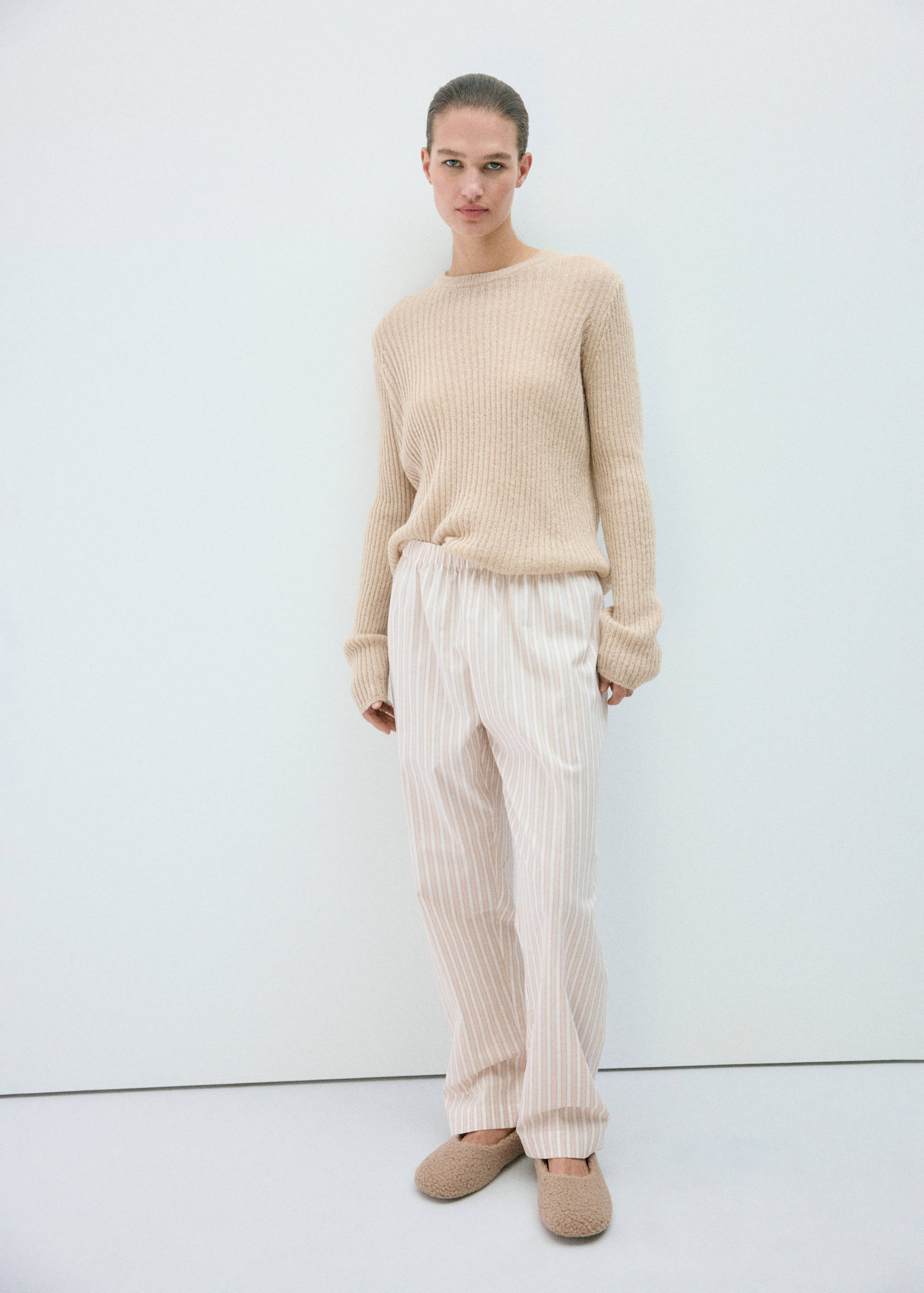 Knitted ribbed sweater - General plane