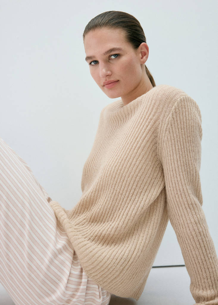 Knitted ribbed sweater — Beige