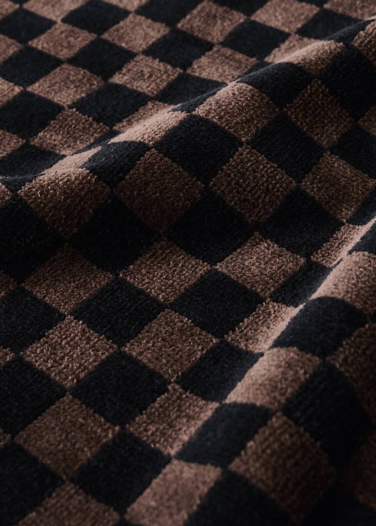 Bath towel in checkered cotton velour - thumbnail 3