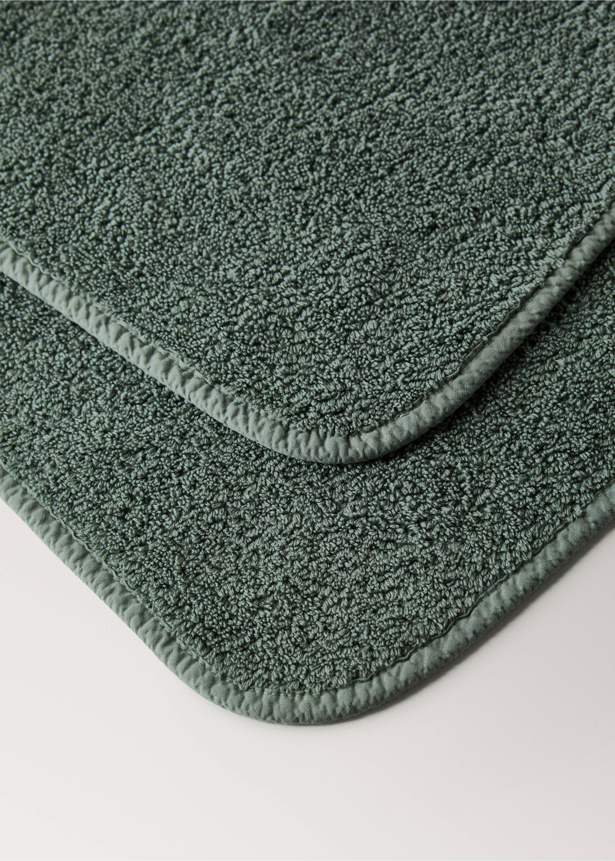 Garment-dyed towel - Details of the article 2, Forest Green. Ref: 37002943-00.