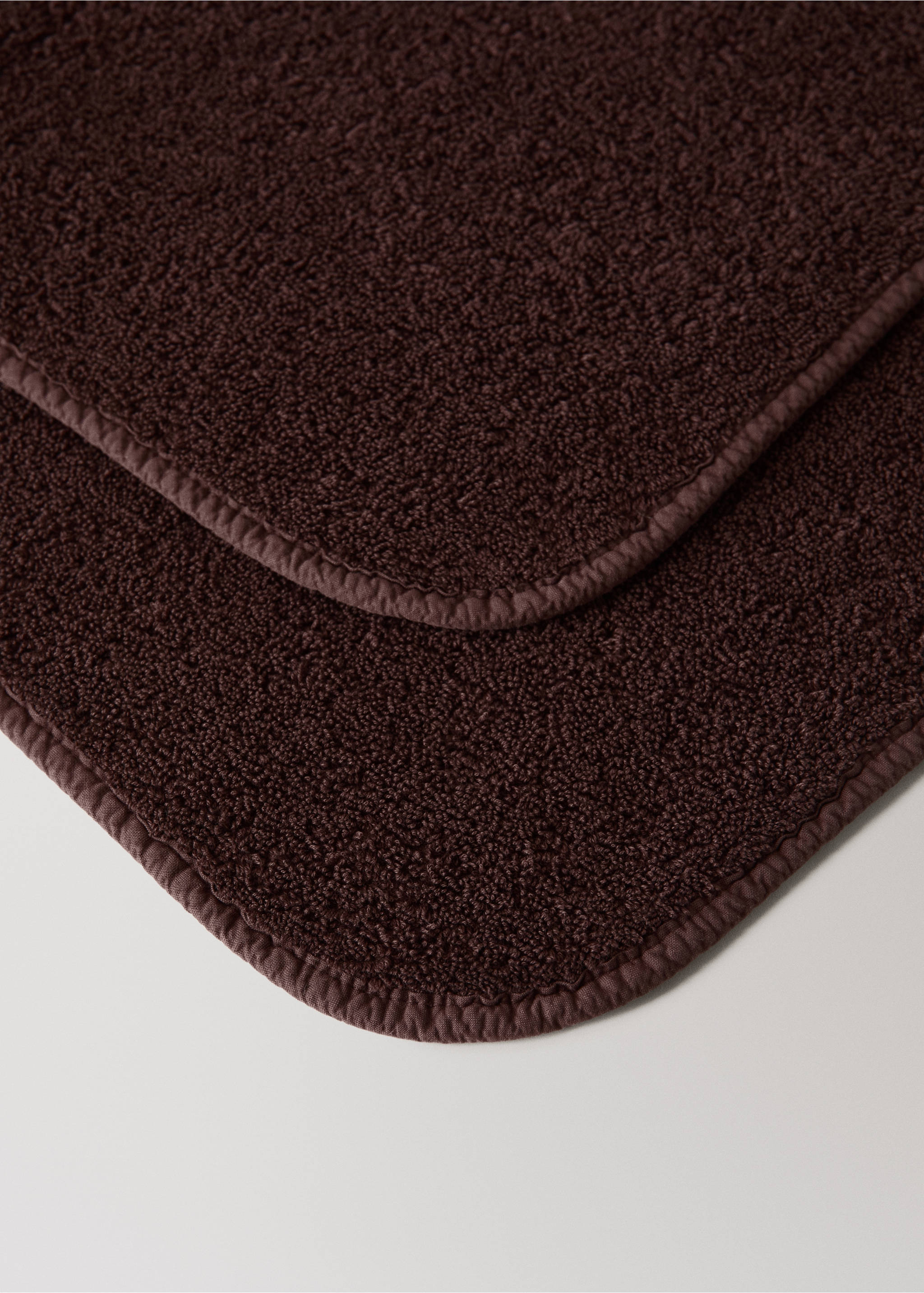 Garment-dyed washcloth - Details of the article 2, Burgundy. Ref: 37002944-00.