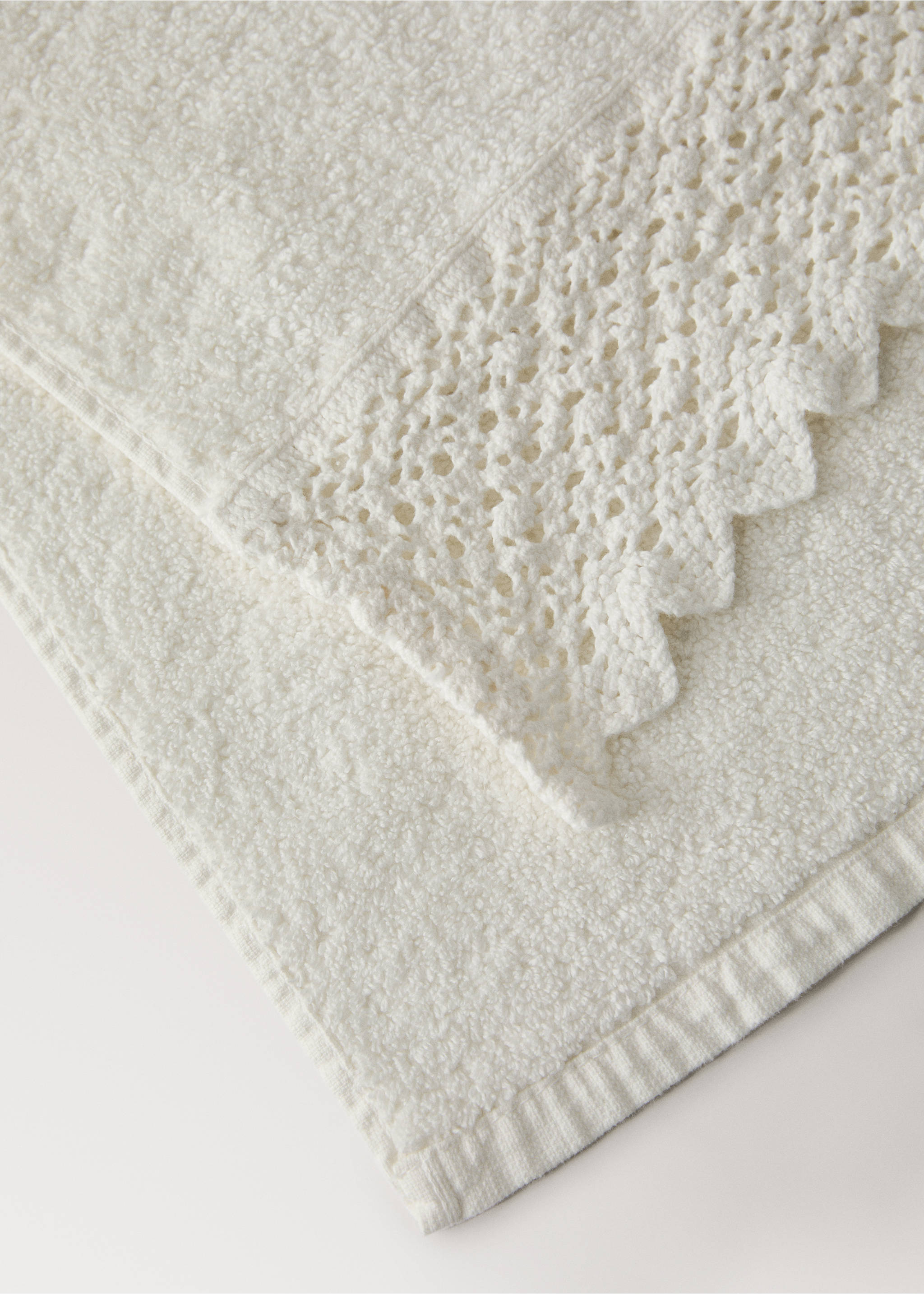 100% cotton guest towel with lace trim - Details of the article 2, Ecru. Ref: 37002946-00.