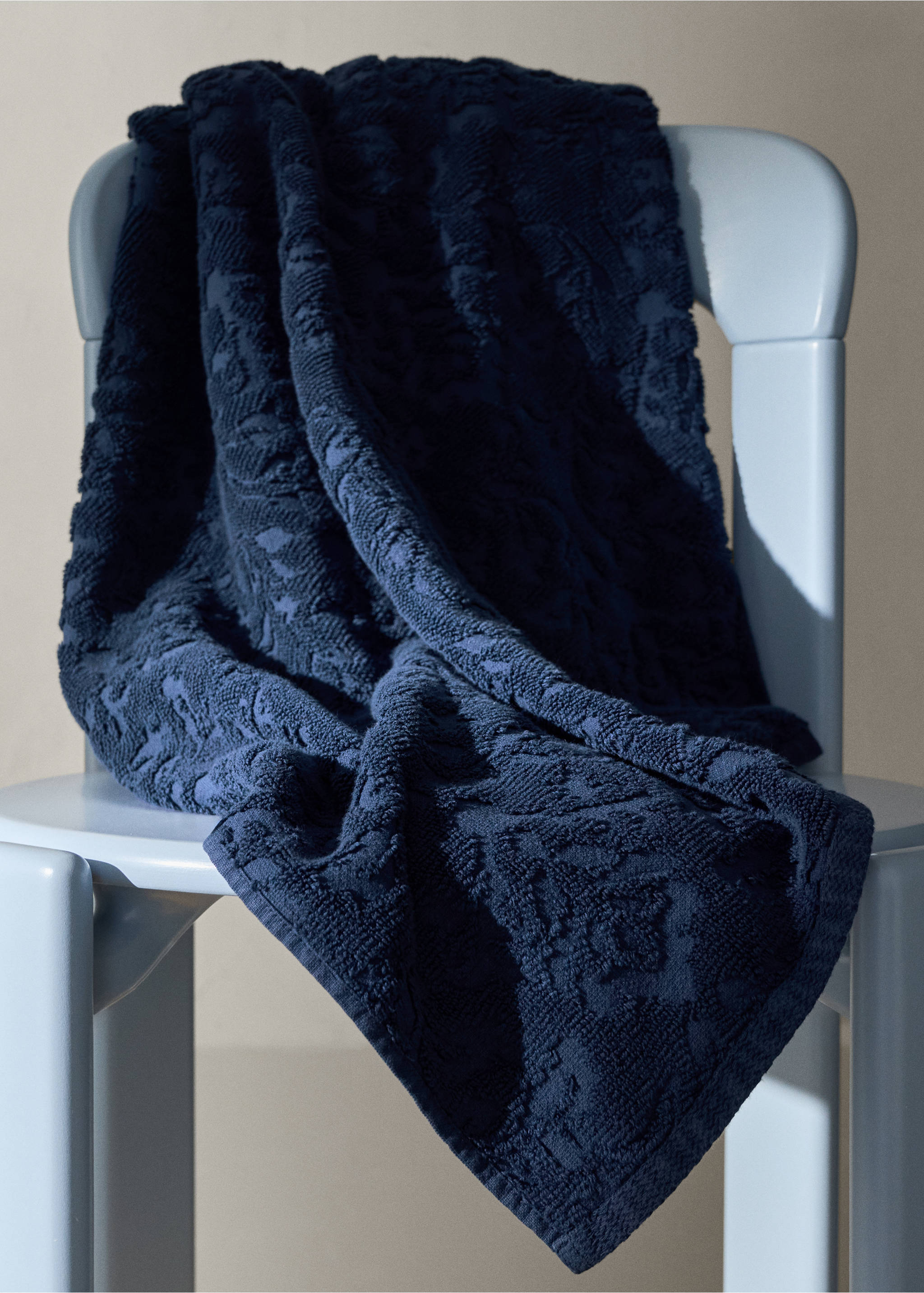Badetuch aus Jacquard-Baumwolle - Allgemeine Ansicht, Indigoblau. Ref: 37002951-00.