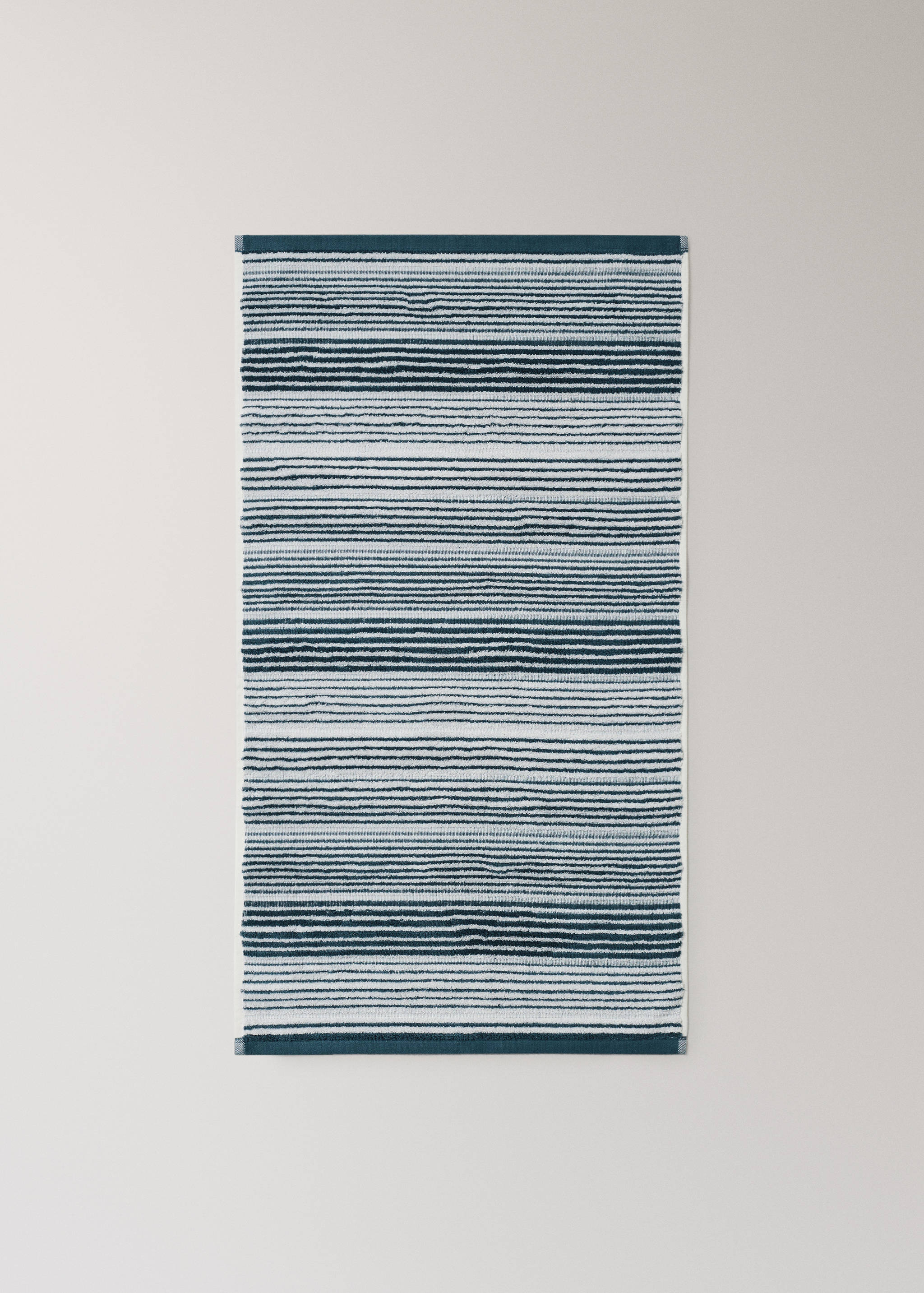 Cotton washbasin towel with stripes - Article without model