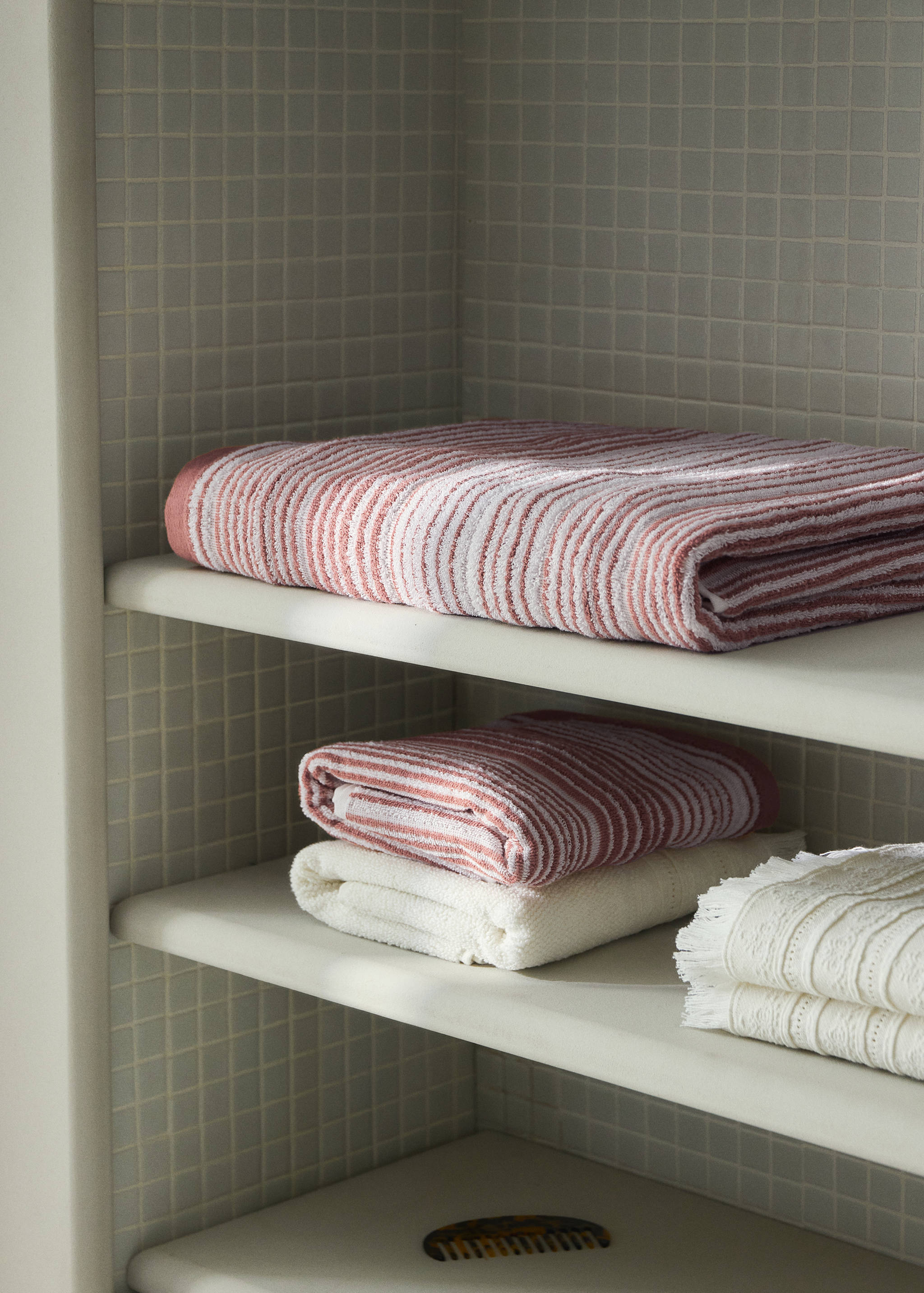 Cotton terry bath towel with striped design - General plane