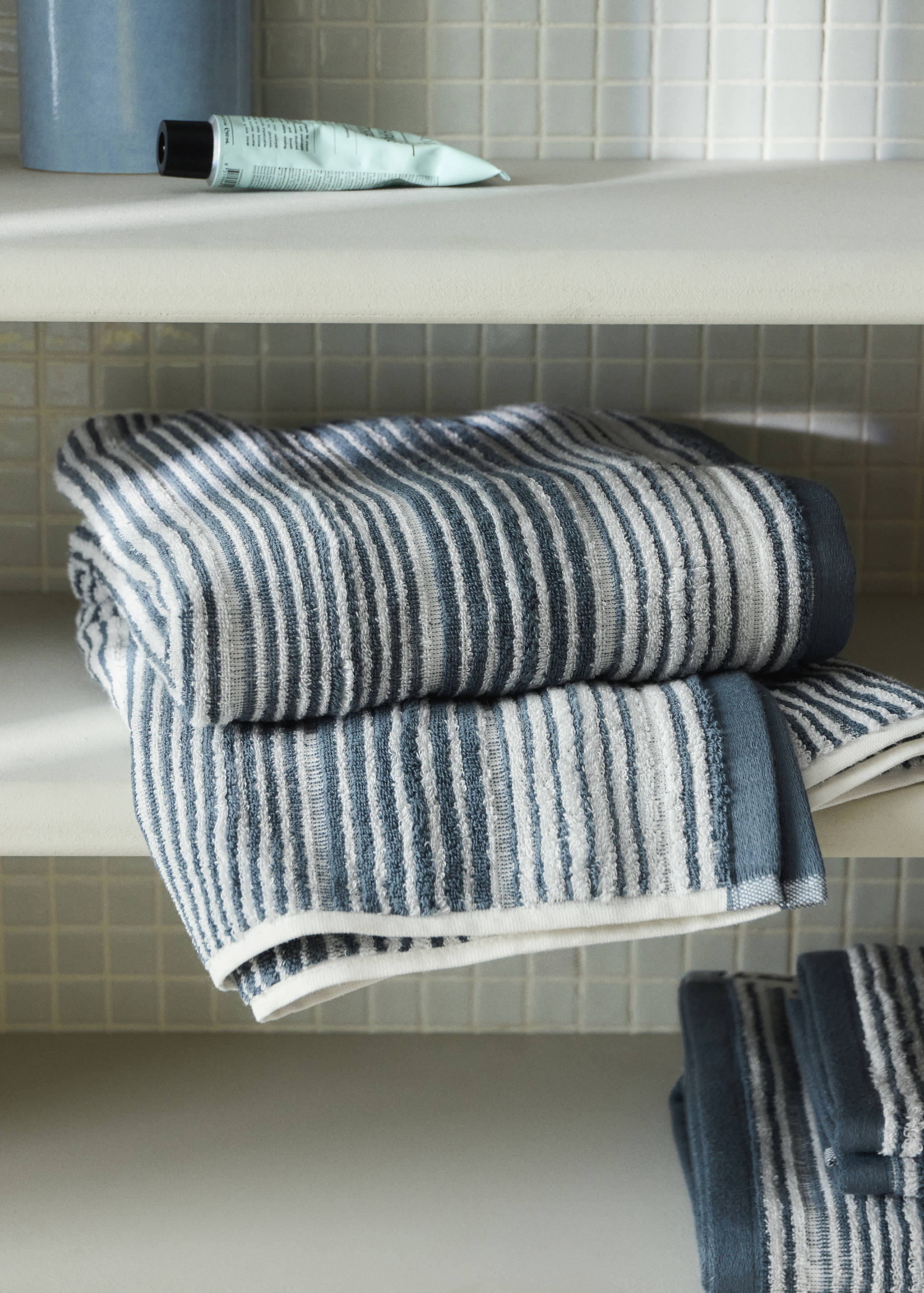Cotton terry bath towel with striped design - General plane