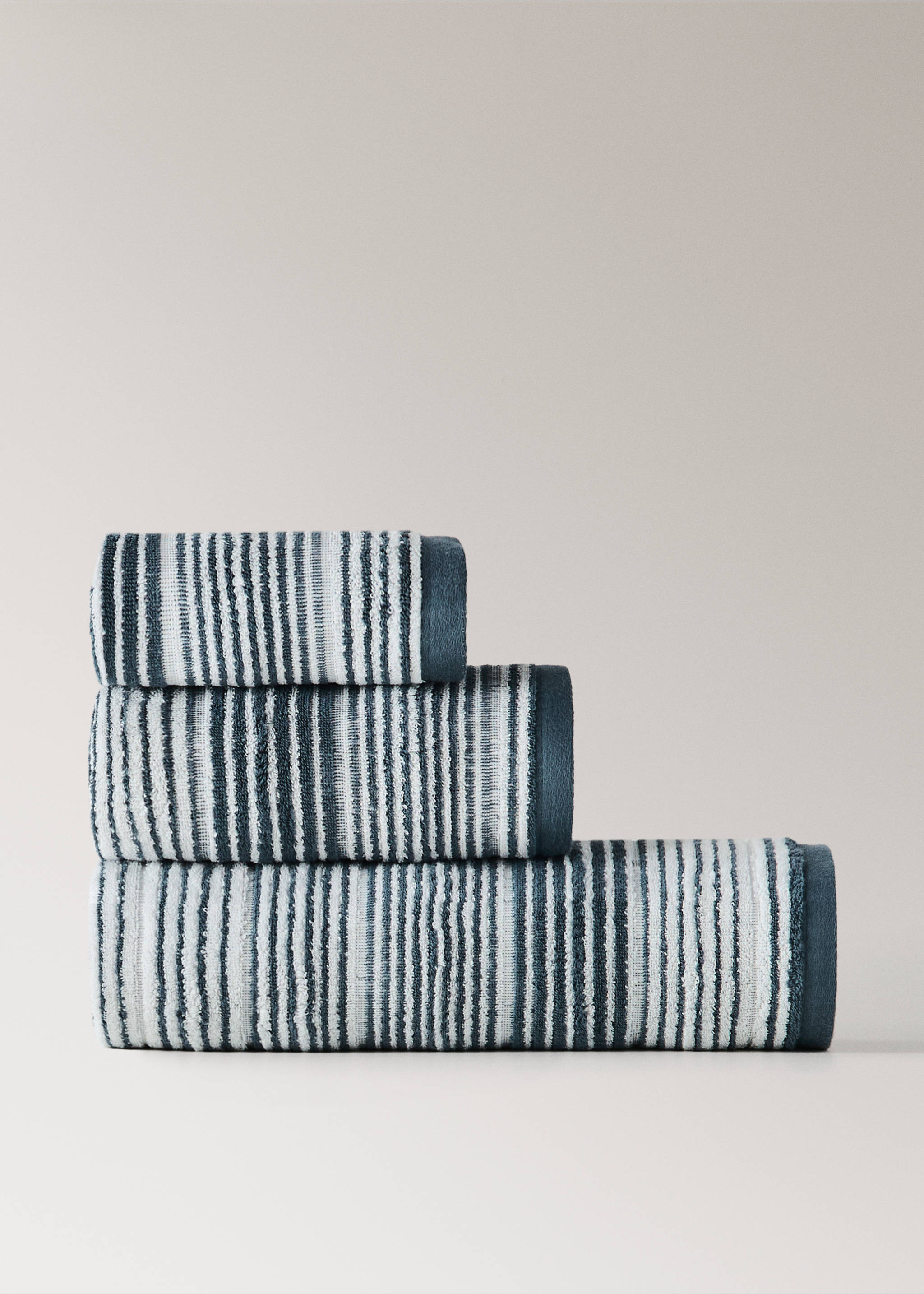 Cotton terry bath towel with striped design - Details of the article 2, Blue. Ref: 37002954-00.