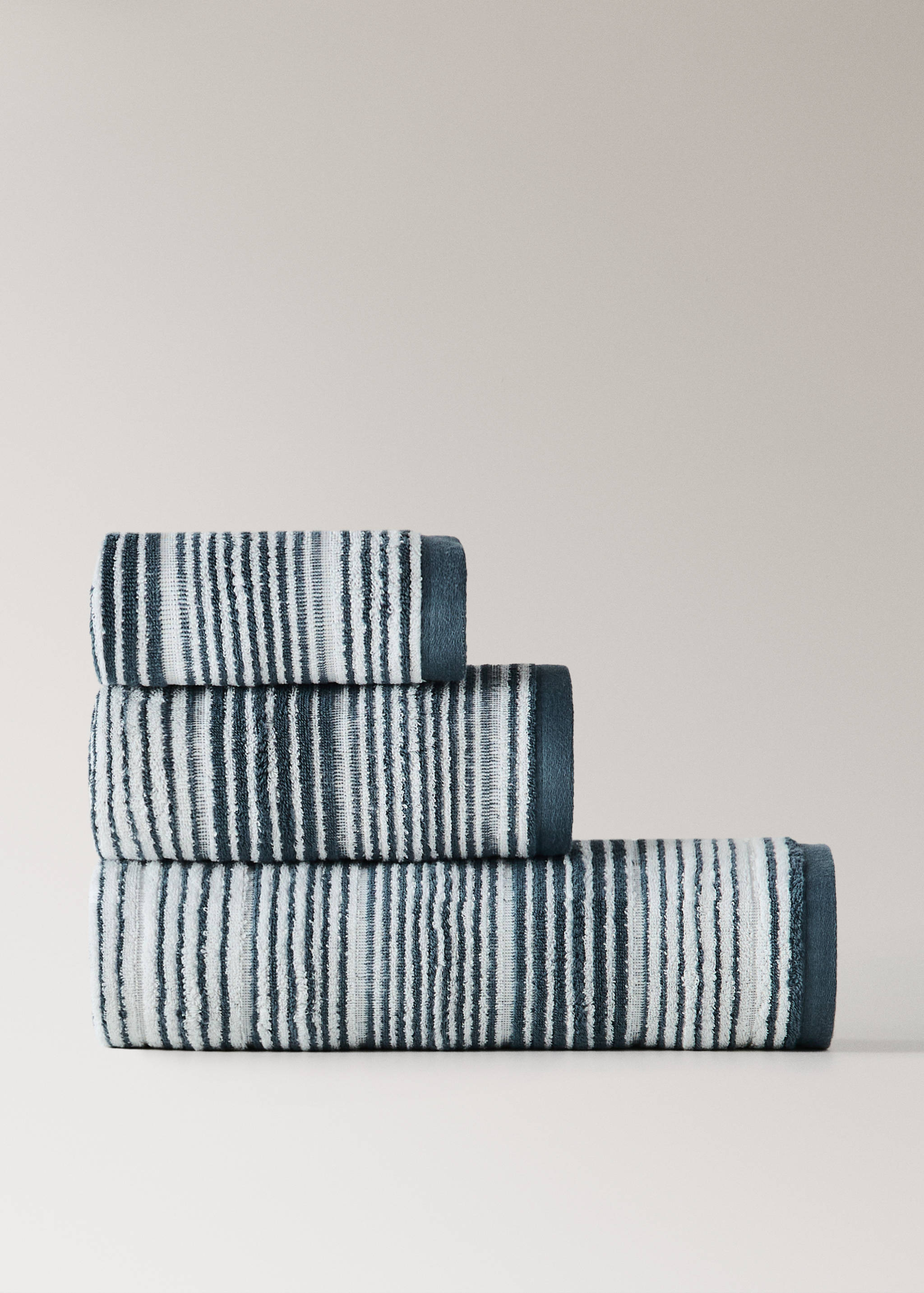 Cotton terry bath towel with striped design - Details of the article 2