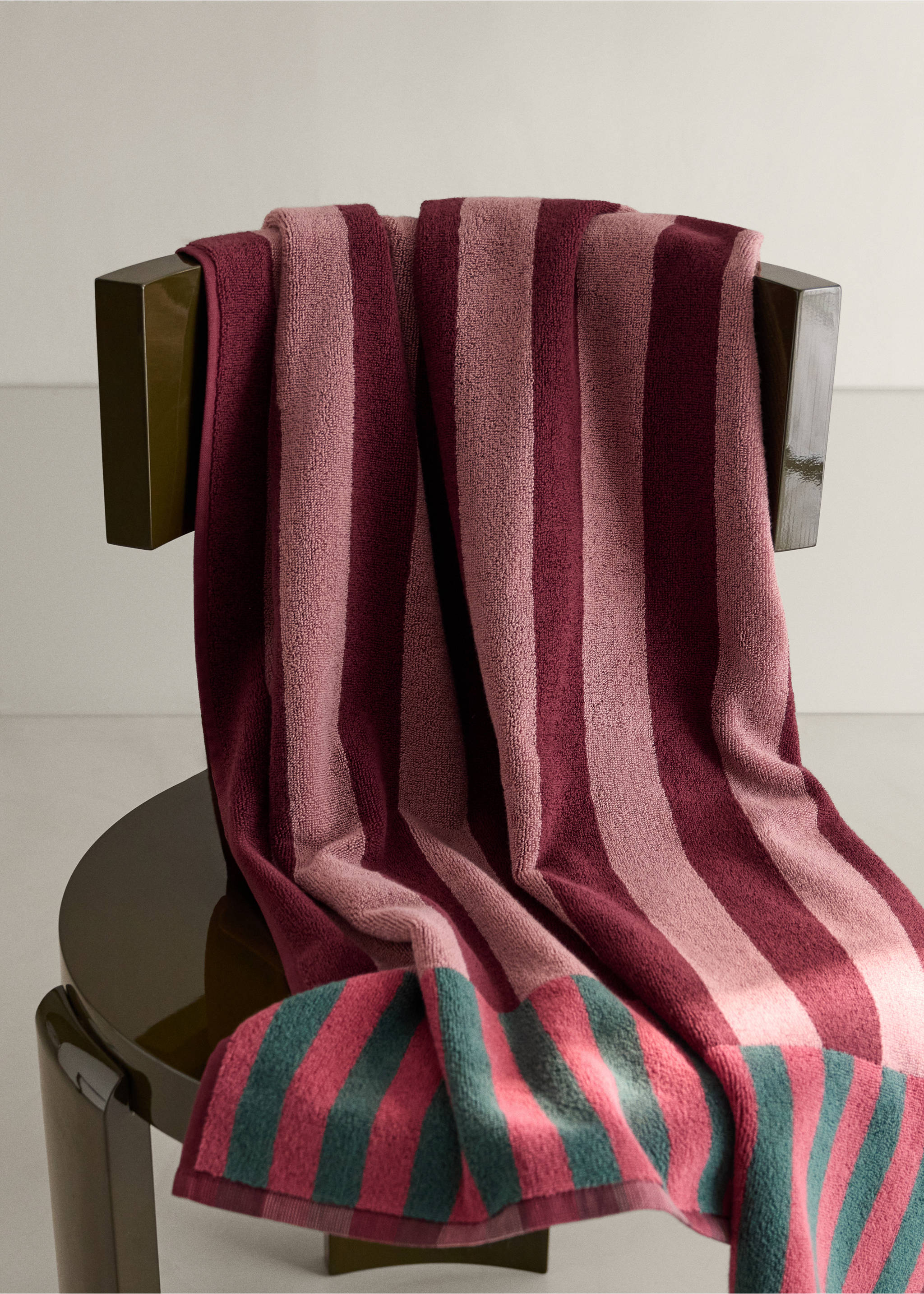 Multicoloured striped cotton bath towel - General plane, Burgundy. Ref: 37002957-00.