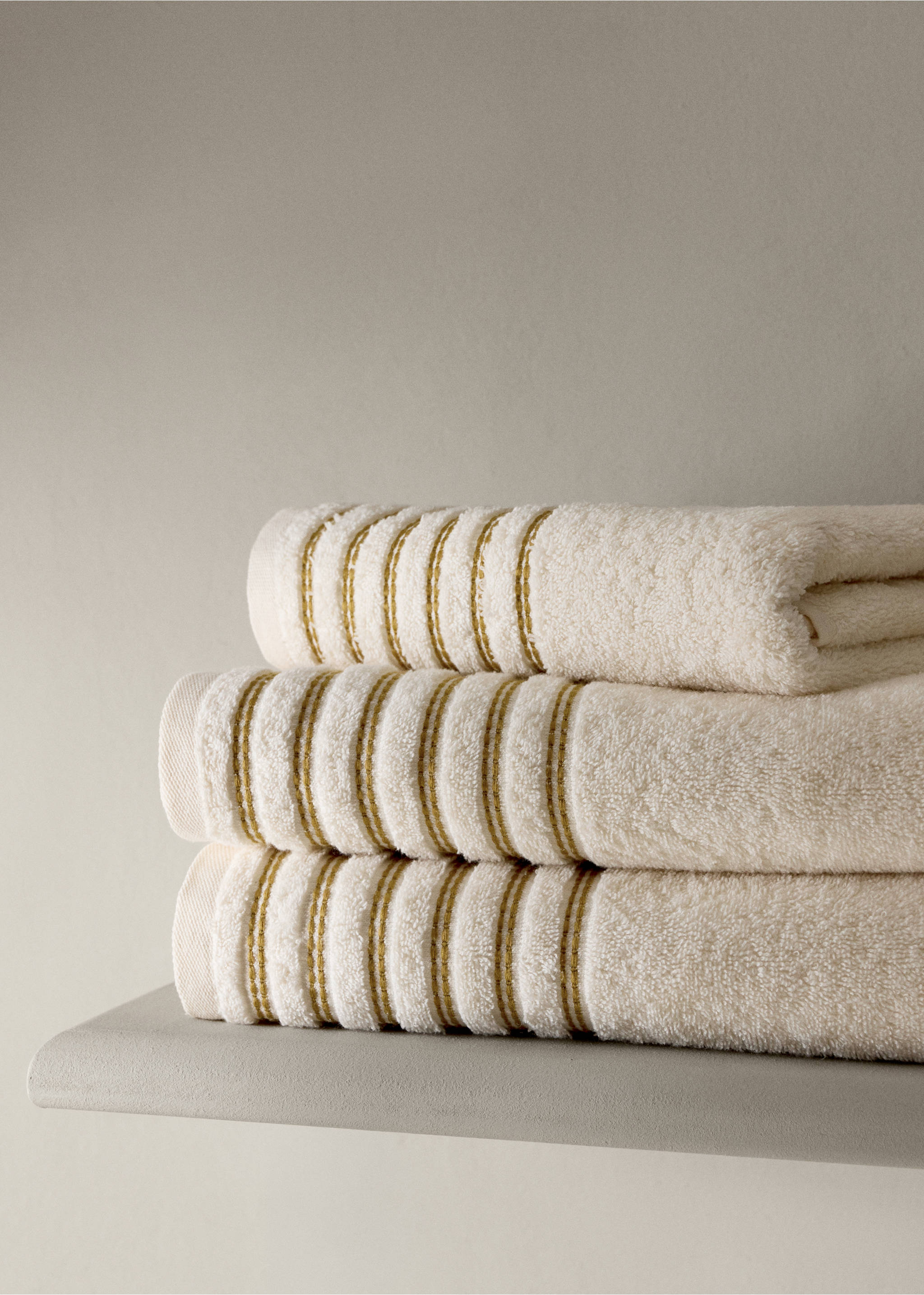 Drap de bain en coton avec détail contrasté - Plan général, Blanc cassé. Ref: 37002961-00.