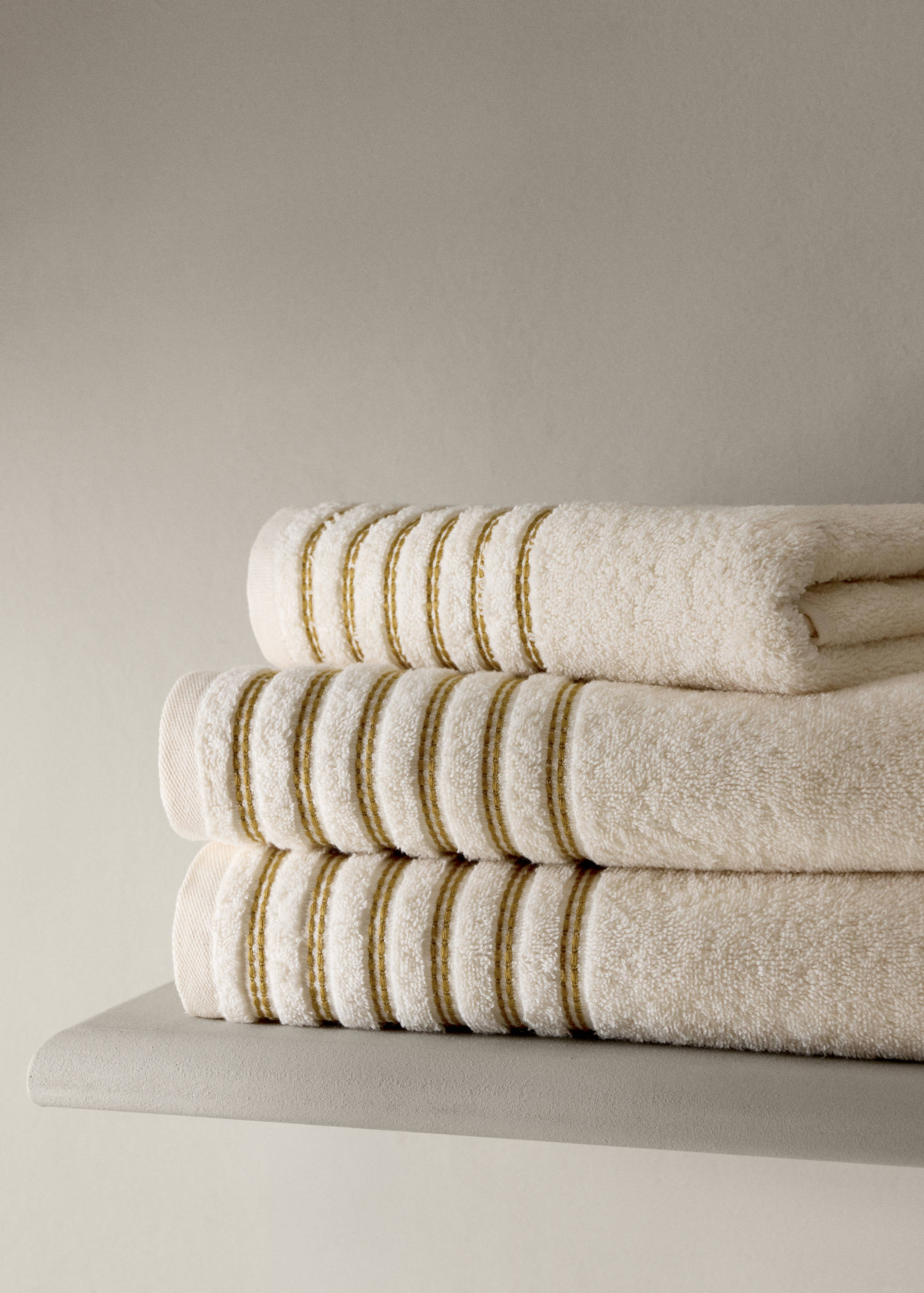 Cotton bath towel with contrasting detail - General plane