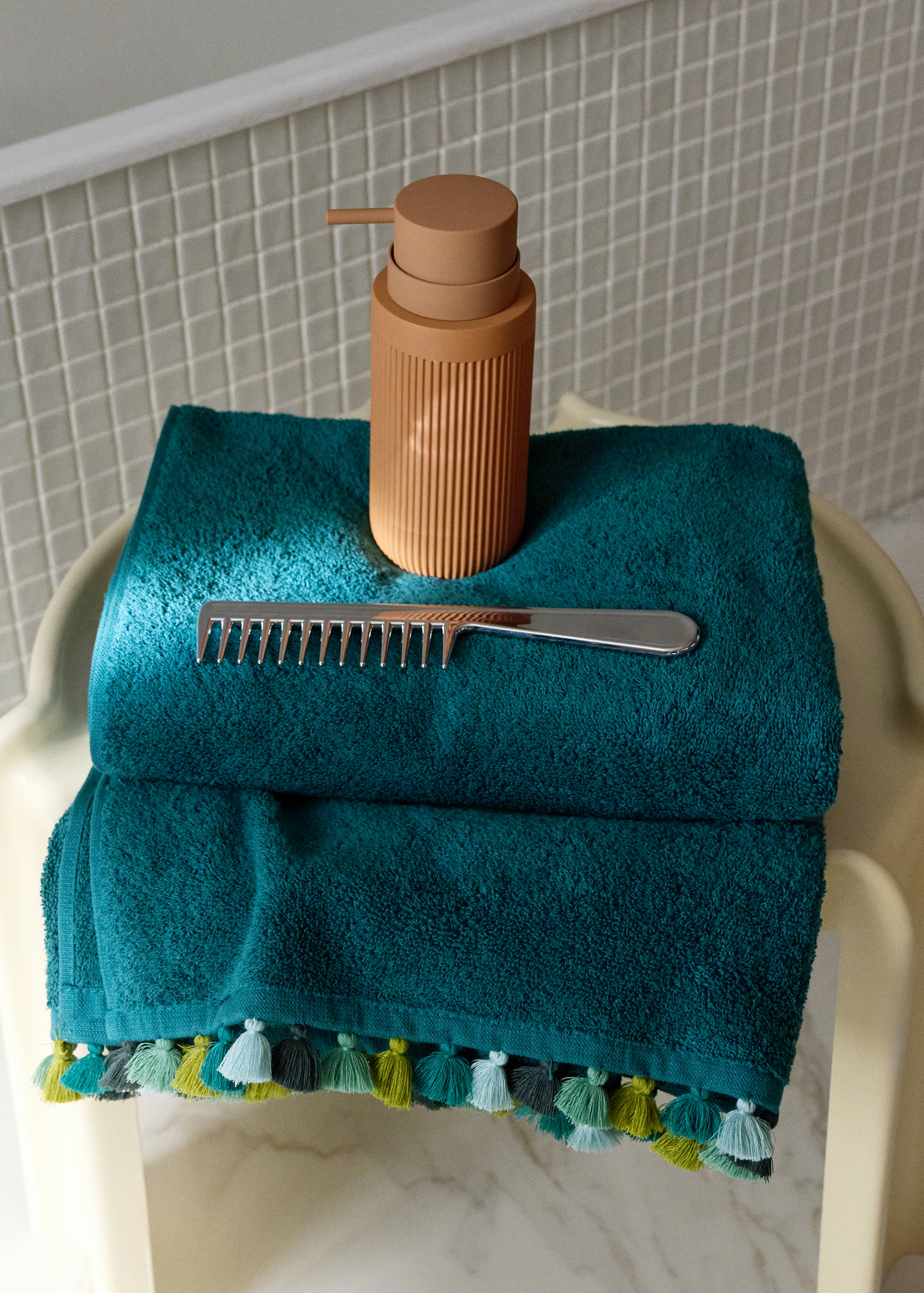 Cotton terry bath towel with pompoms - General plane