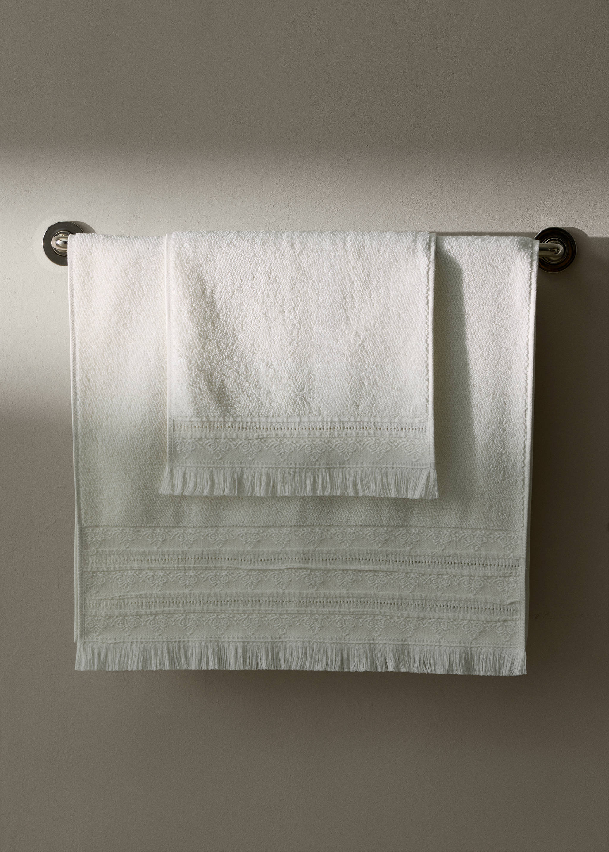 Cotton terry bathroom towel with fringes - General plane