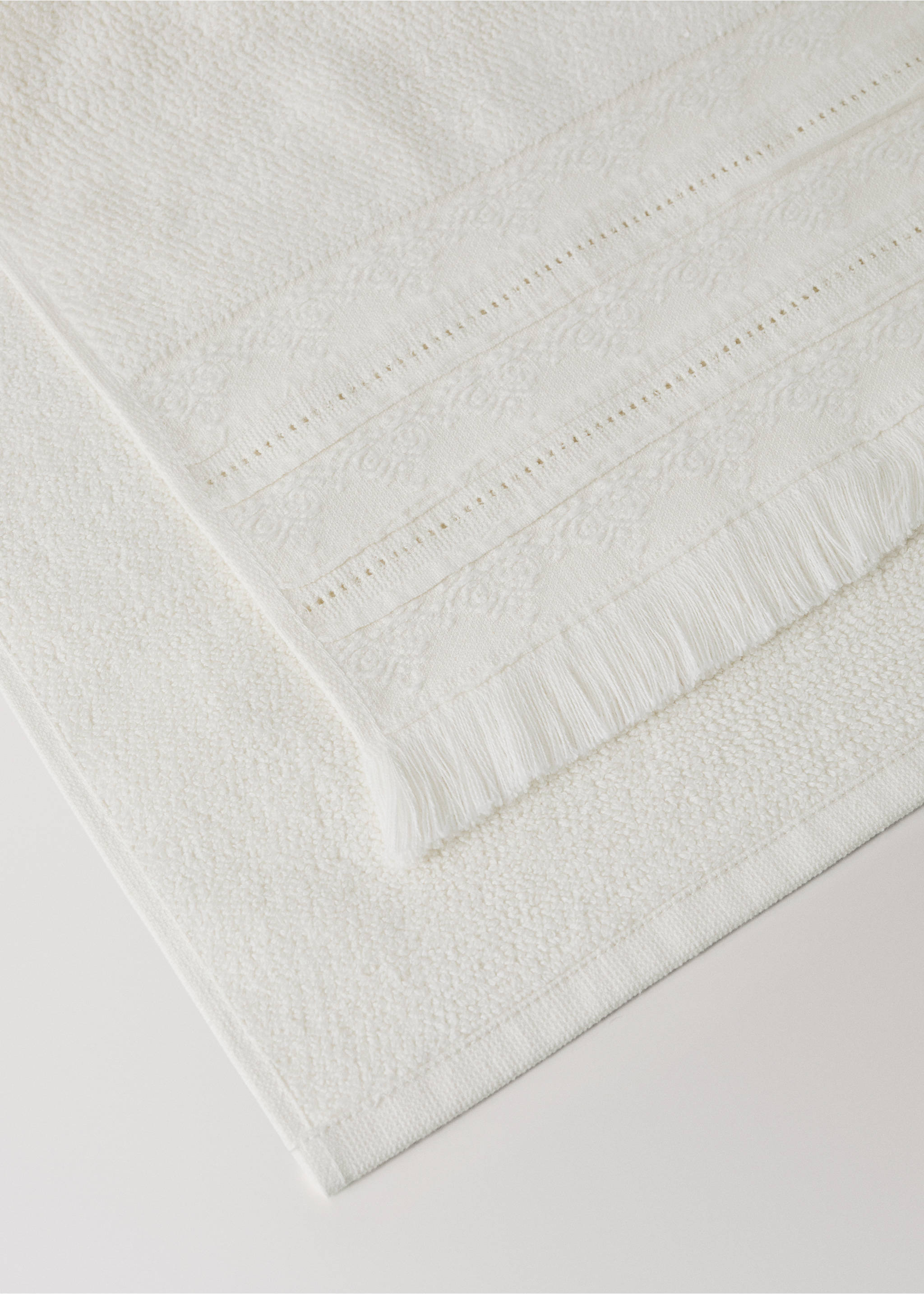 Cotton terry bathroom towel with fringes - Details of the article 2, Ecru. Ref: 37002972-00.