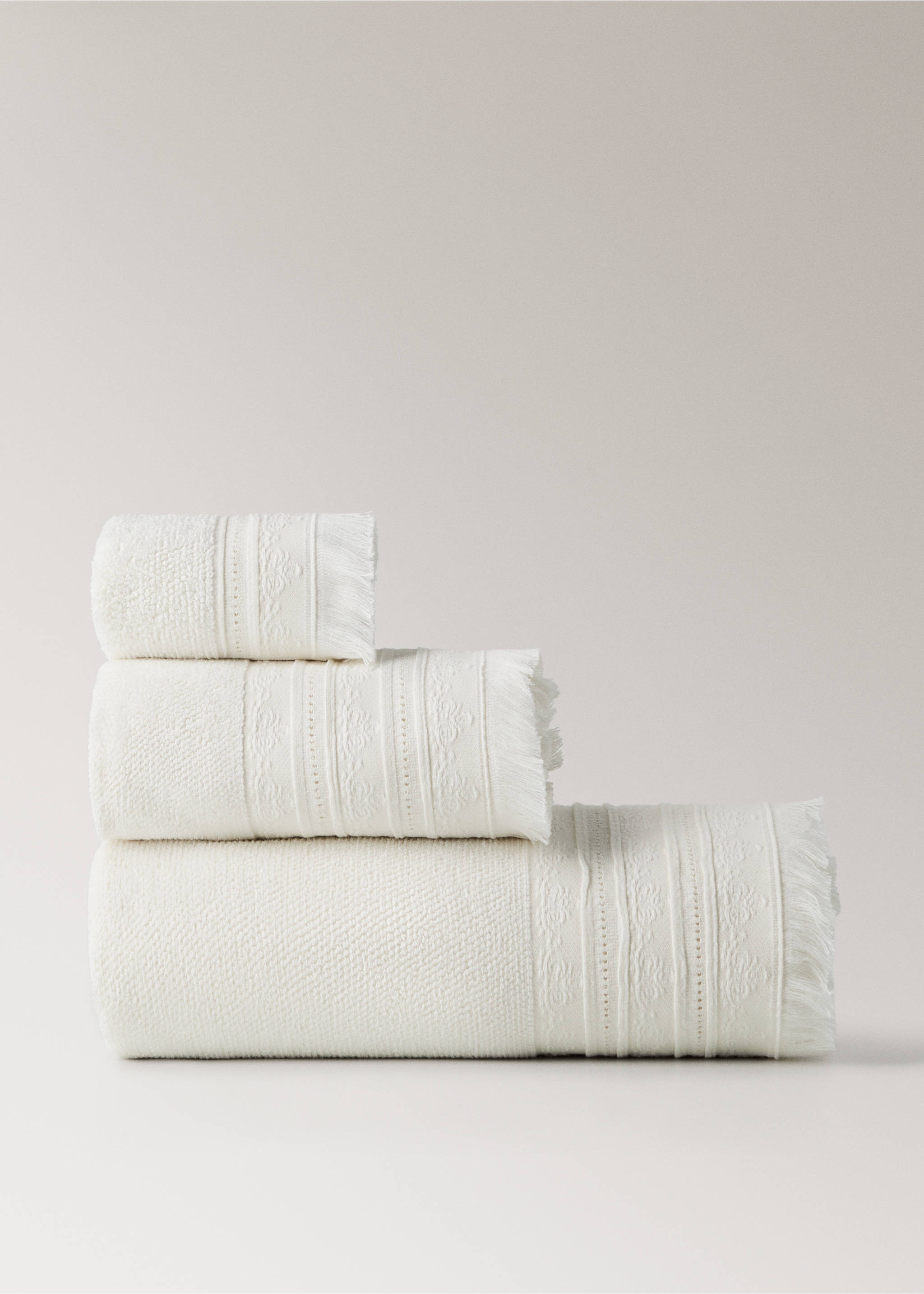 Cotton terry bathroom towel with fringes - Article without model, Ecru. Ref: 37002972-00.