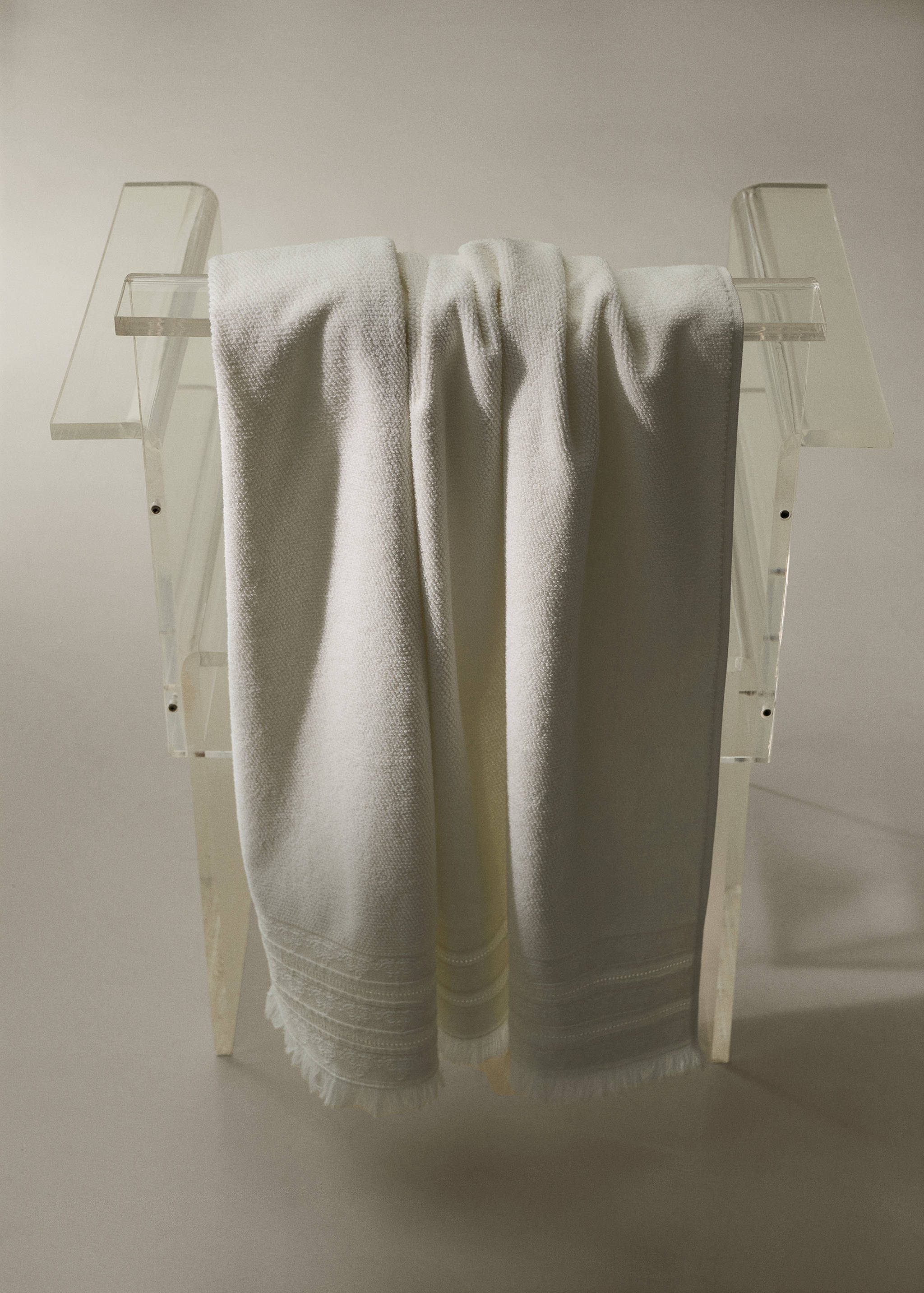 Cotton terry bath towel with tassels - General plane