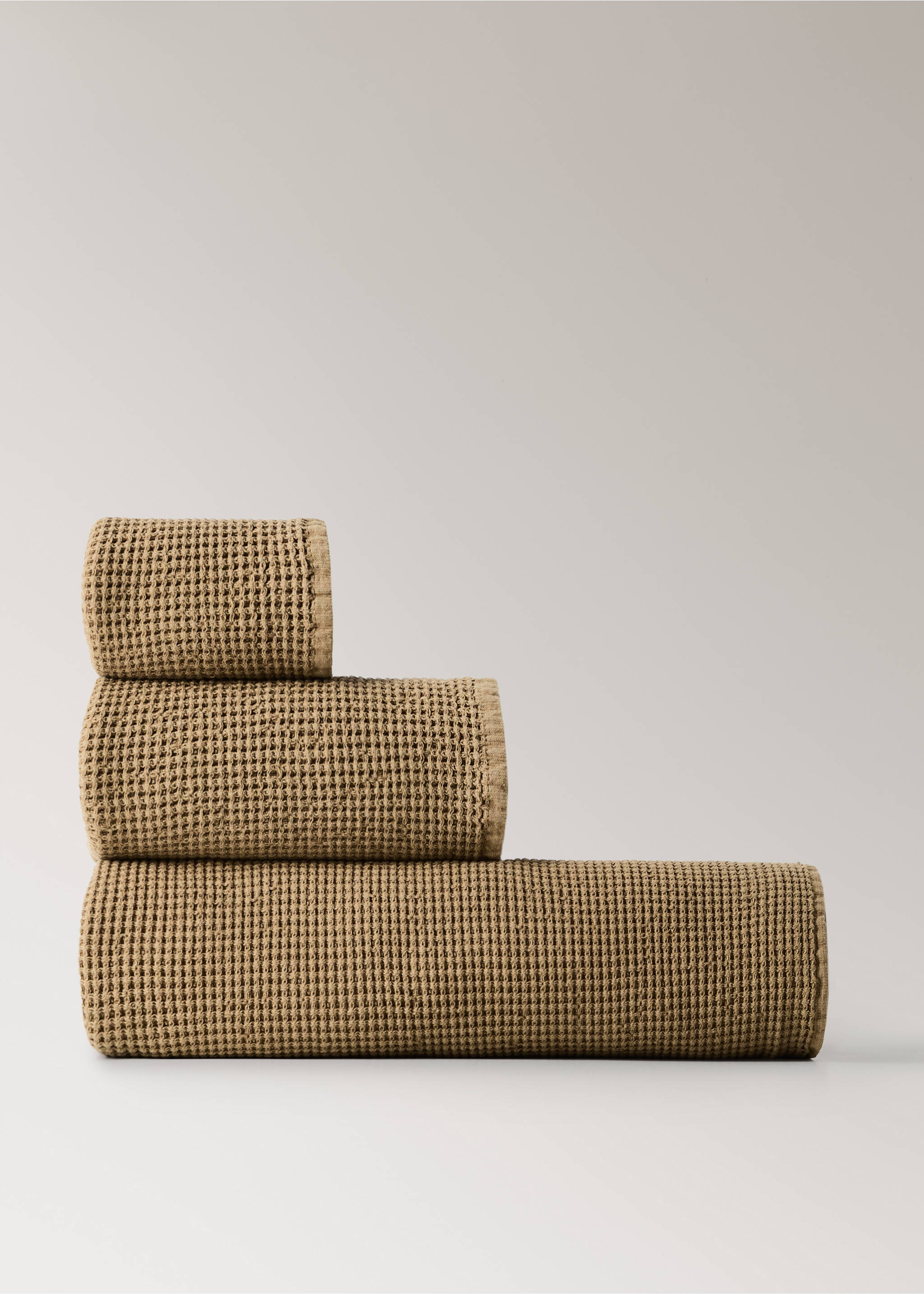 Cotton waffle bath towel - Article without model, Khaki. Ref: 37002999-00.