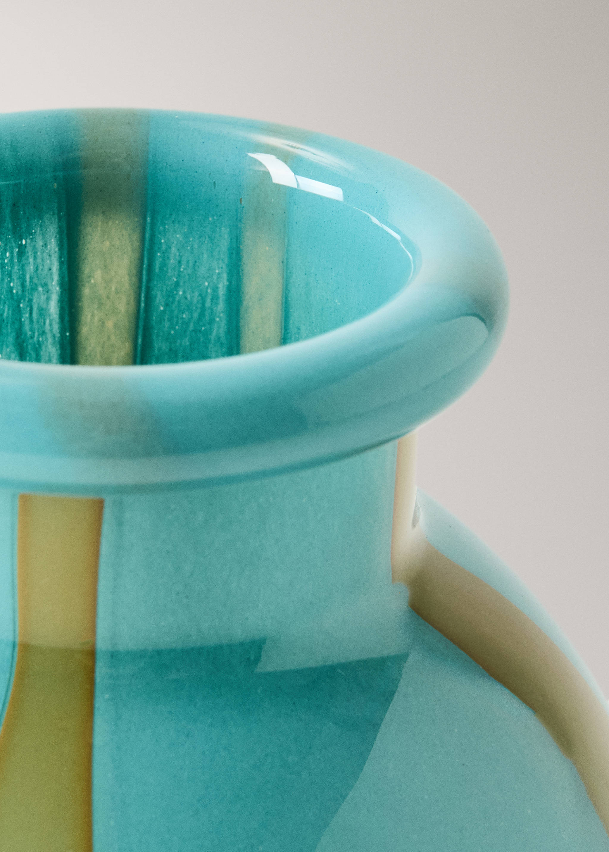 Two-tone vase, 100% glass - Details of the article 1