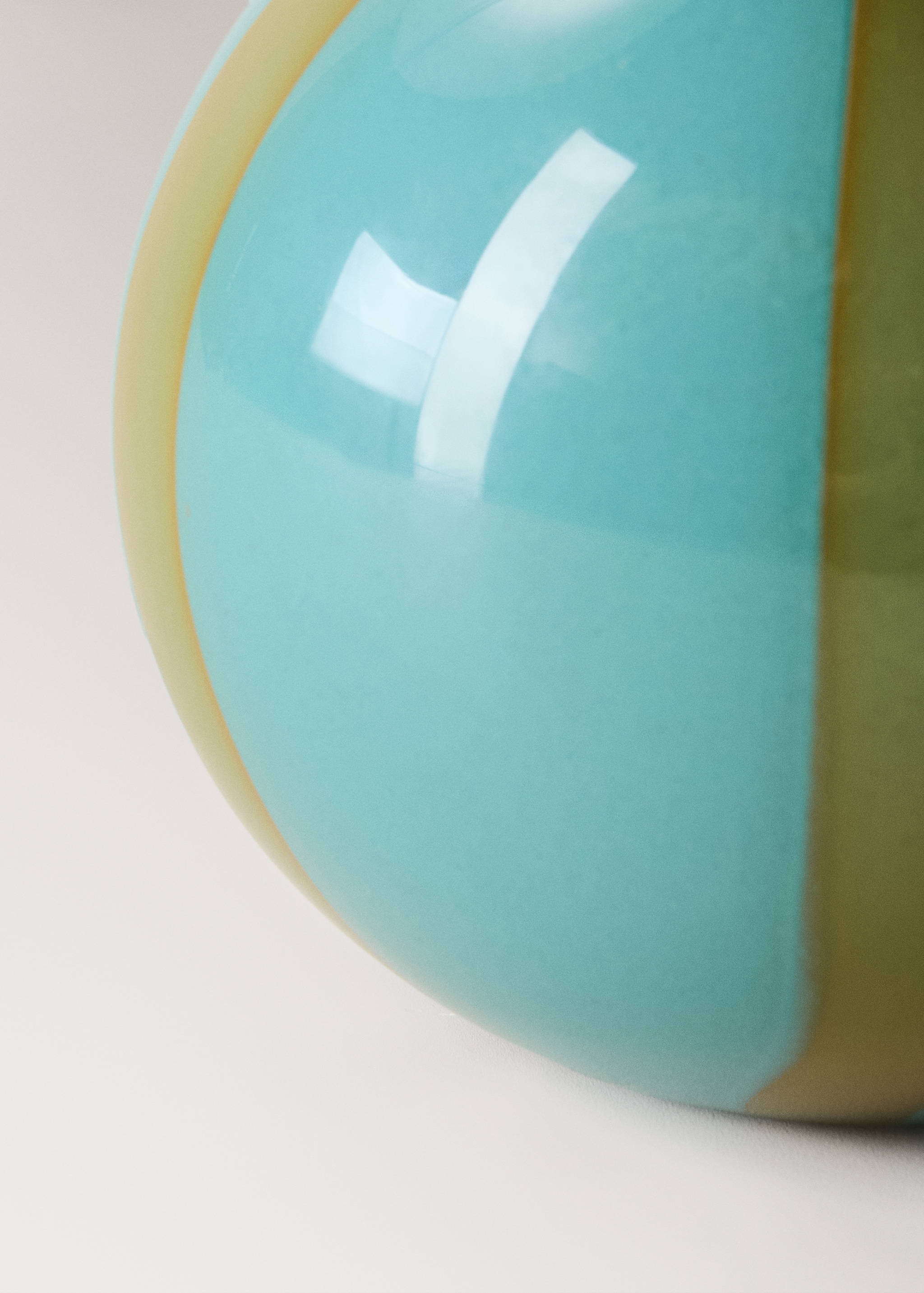 Two-tone vase, 100% glass - Details of the article 2