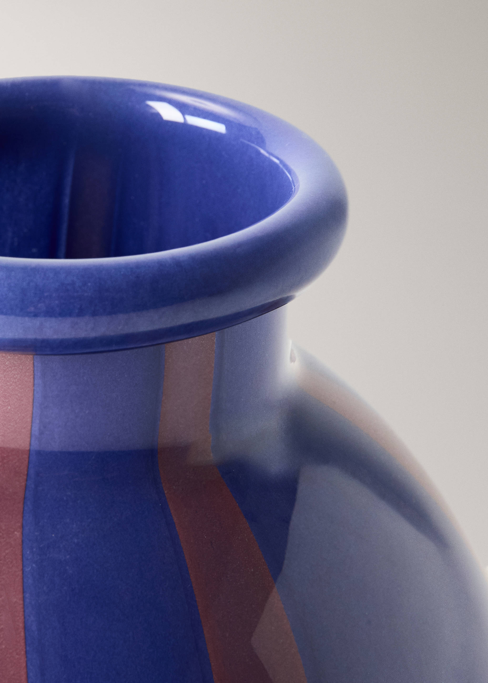 Two-tone vase, 100% glass - Details of the article 1