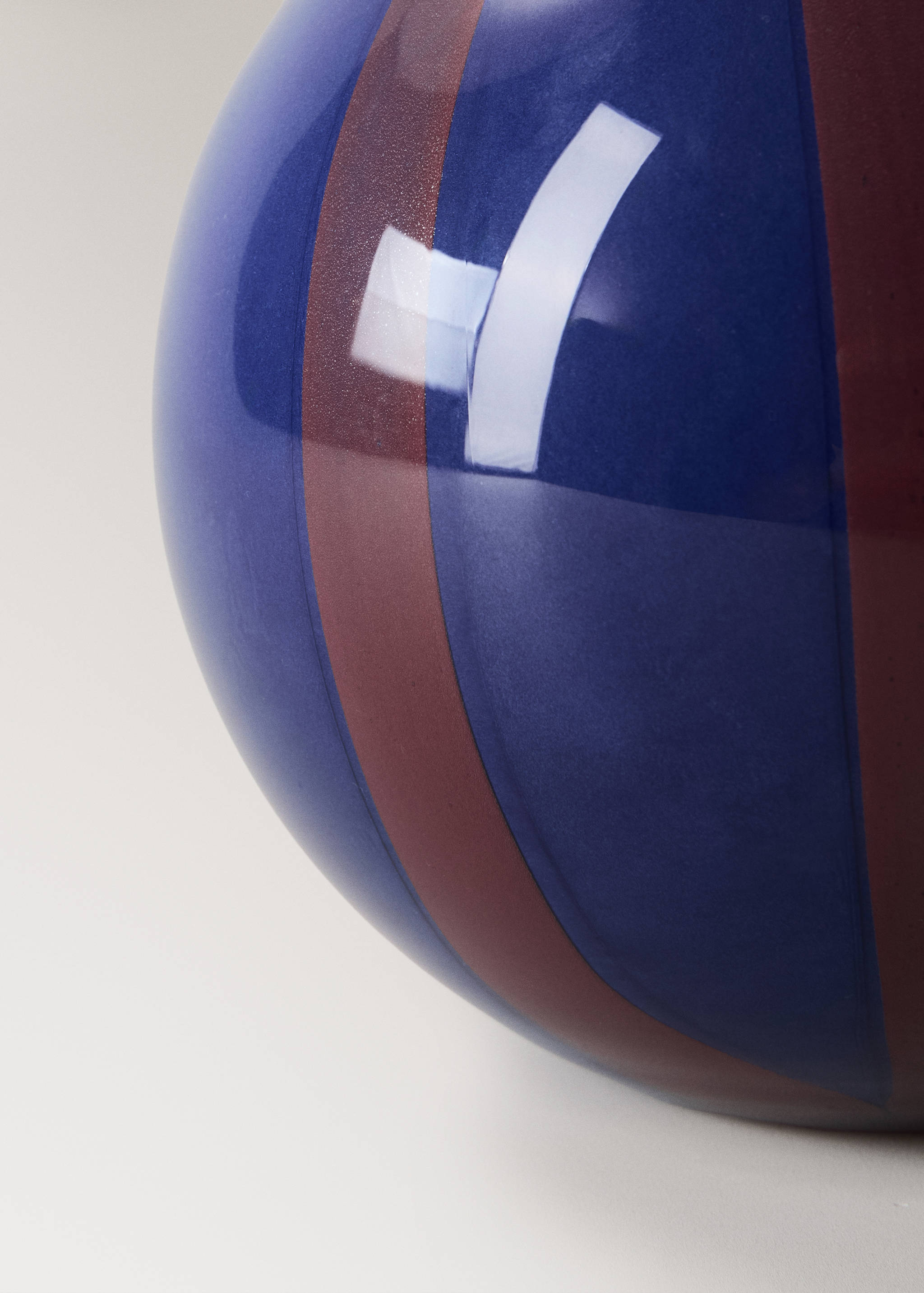 Two-tone vase, 100% glass - Details of the article 2