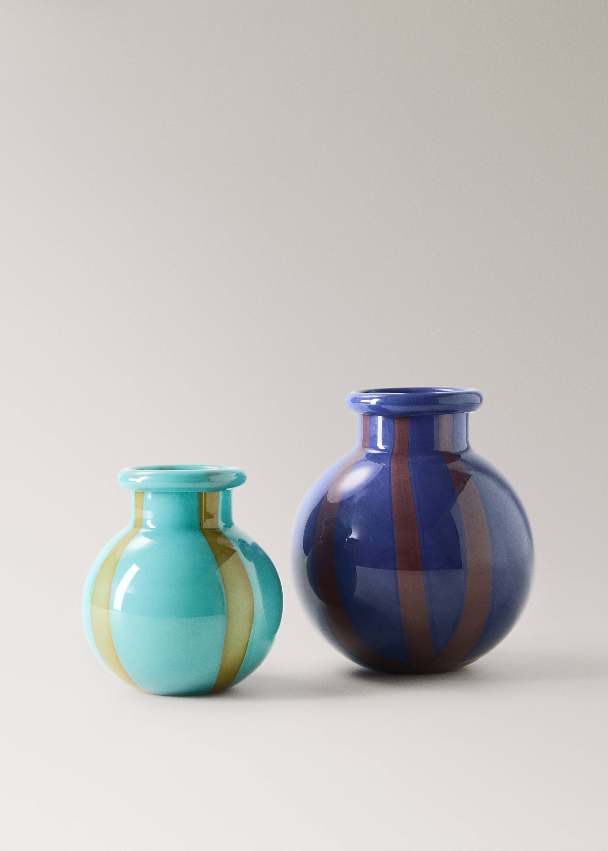 Two-tone vase, 100% glass - Details of the article 3