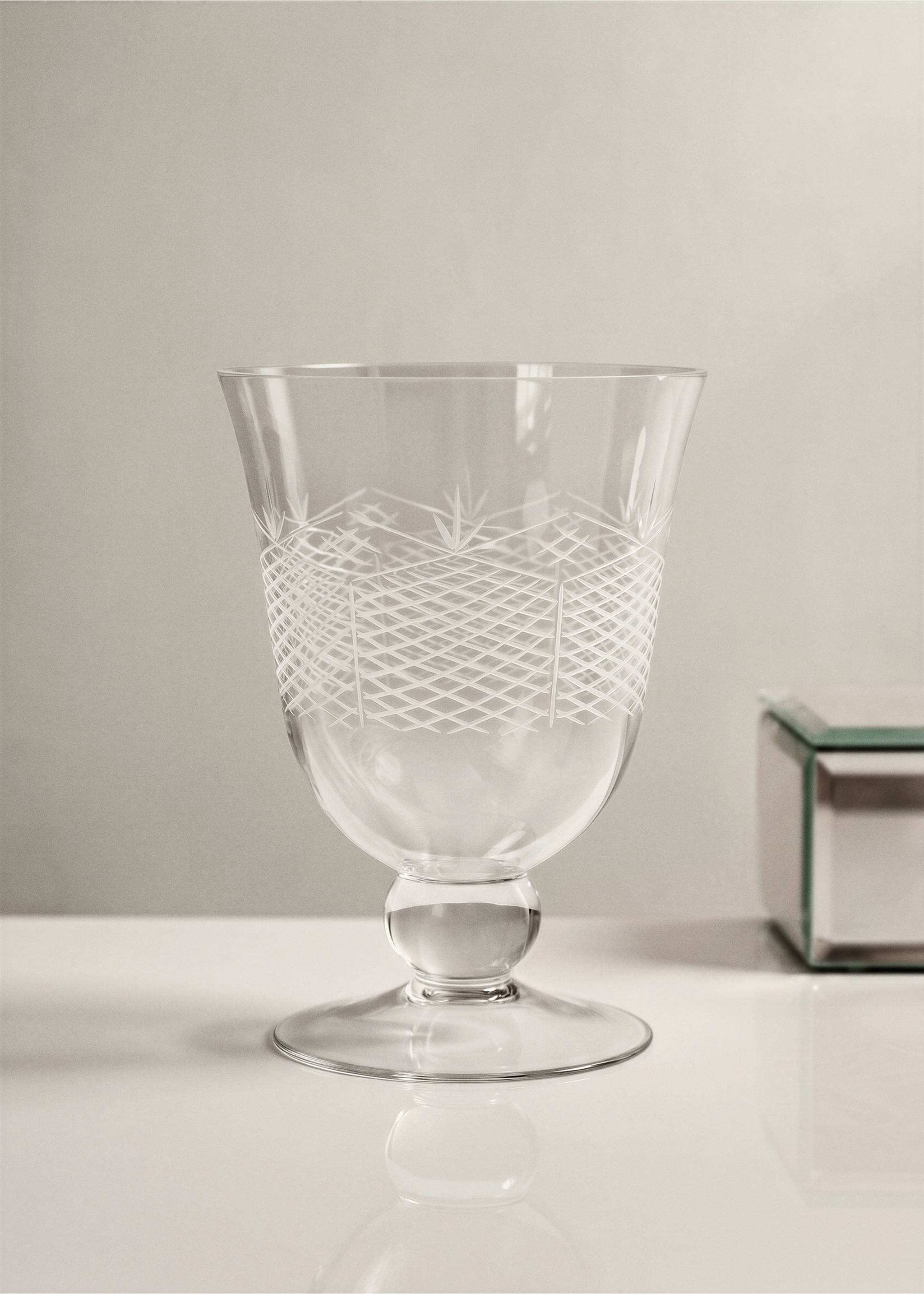 Glass vase with etched details - General plane, Black. Ref: 37003291-00.