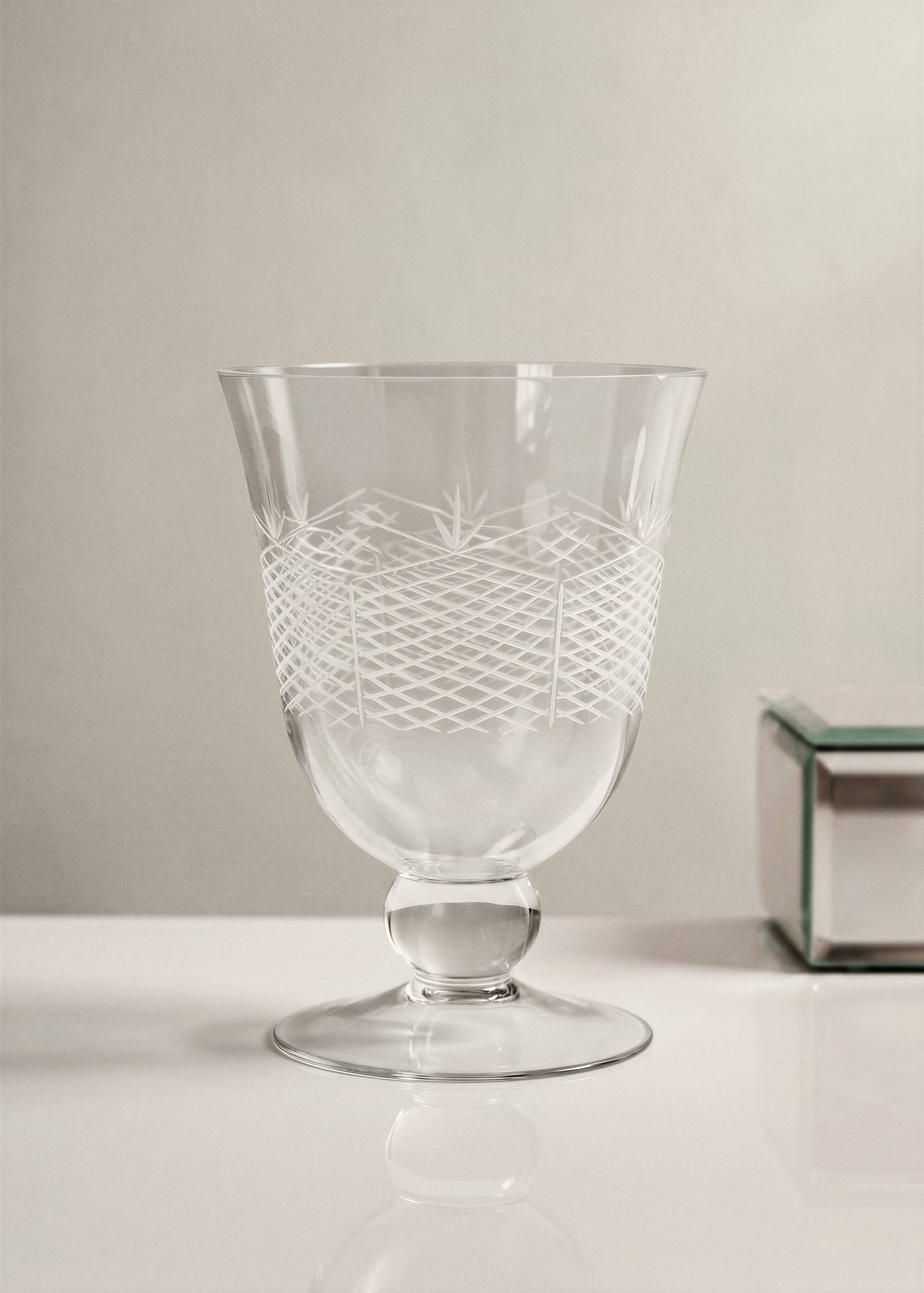 Glass vase with etched details - General plane