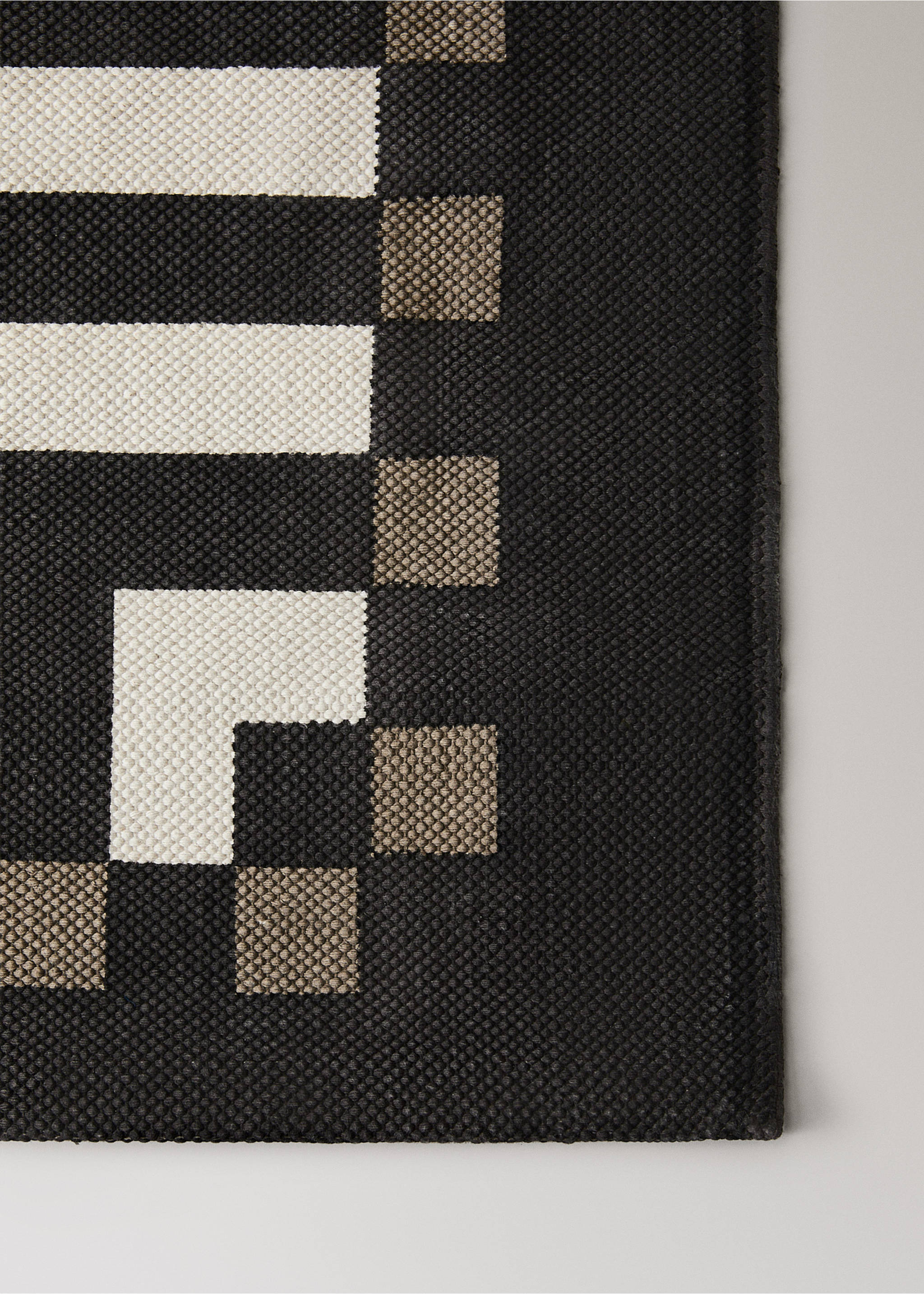 Striped-border cotton rug - Details of the article 2, Chocolate. Ref: 37003293-00.