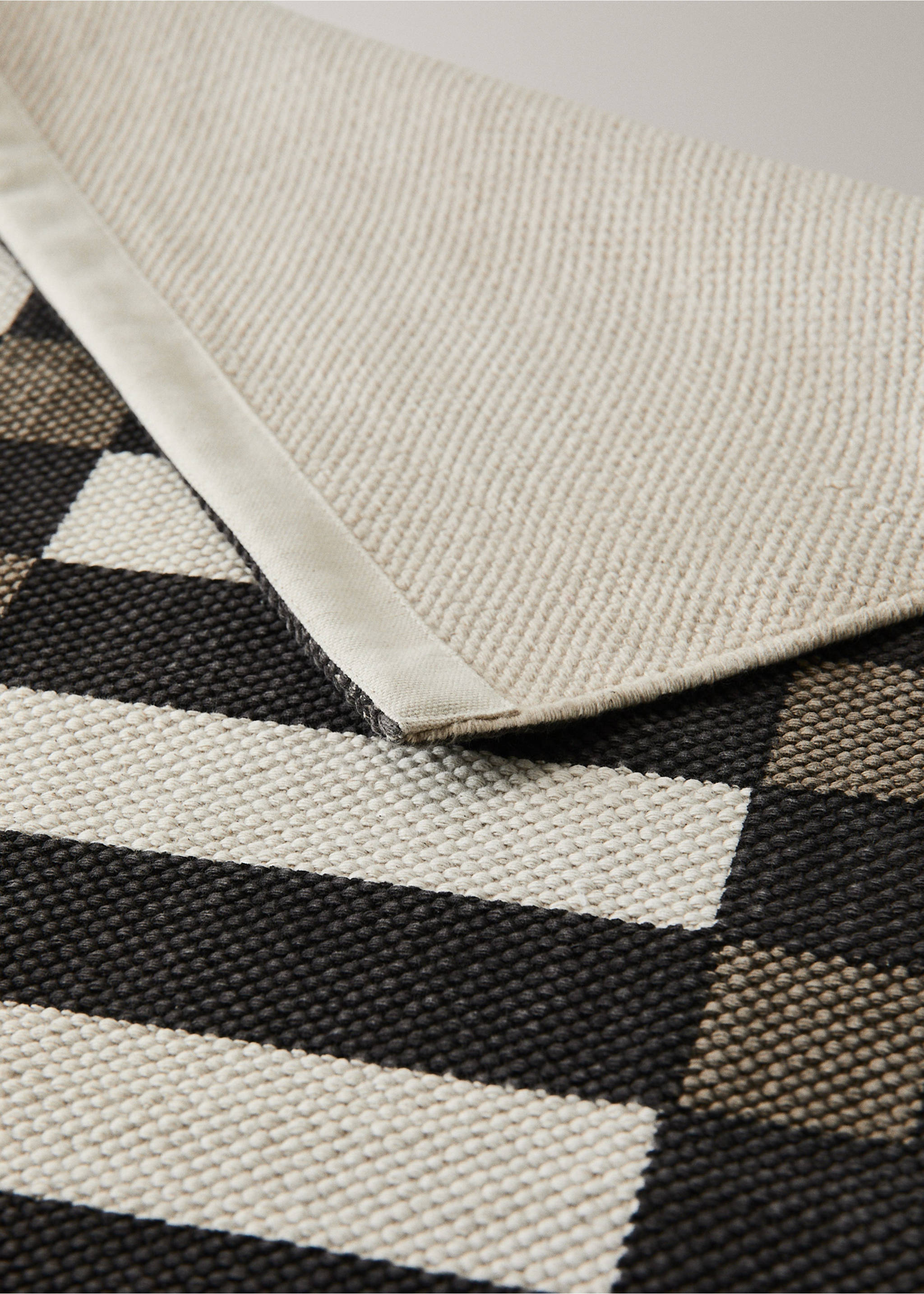 Striped-border cotton rug - Details of the article 3, Chocolate. Ref: 37003293-00.