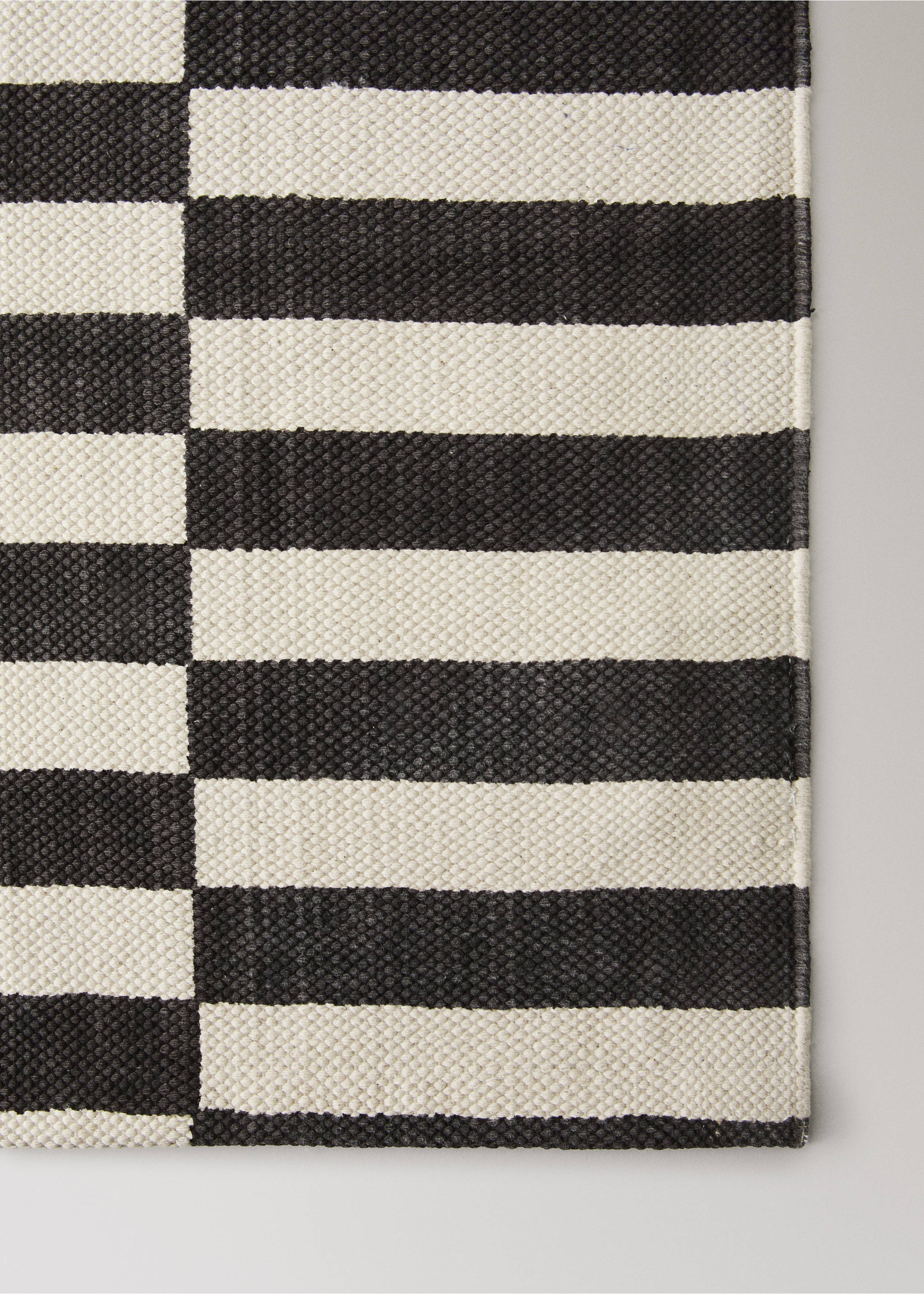 Katoenen vloerkleed met strepenmotief - Detail van het artikel 2, Chocoladebruin. Ref: 37003296-00.