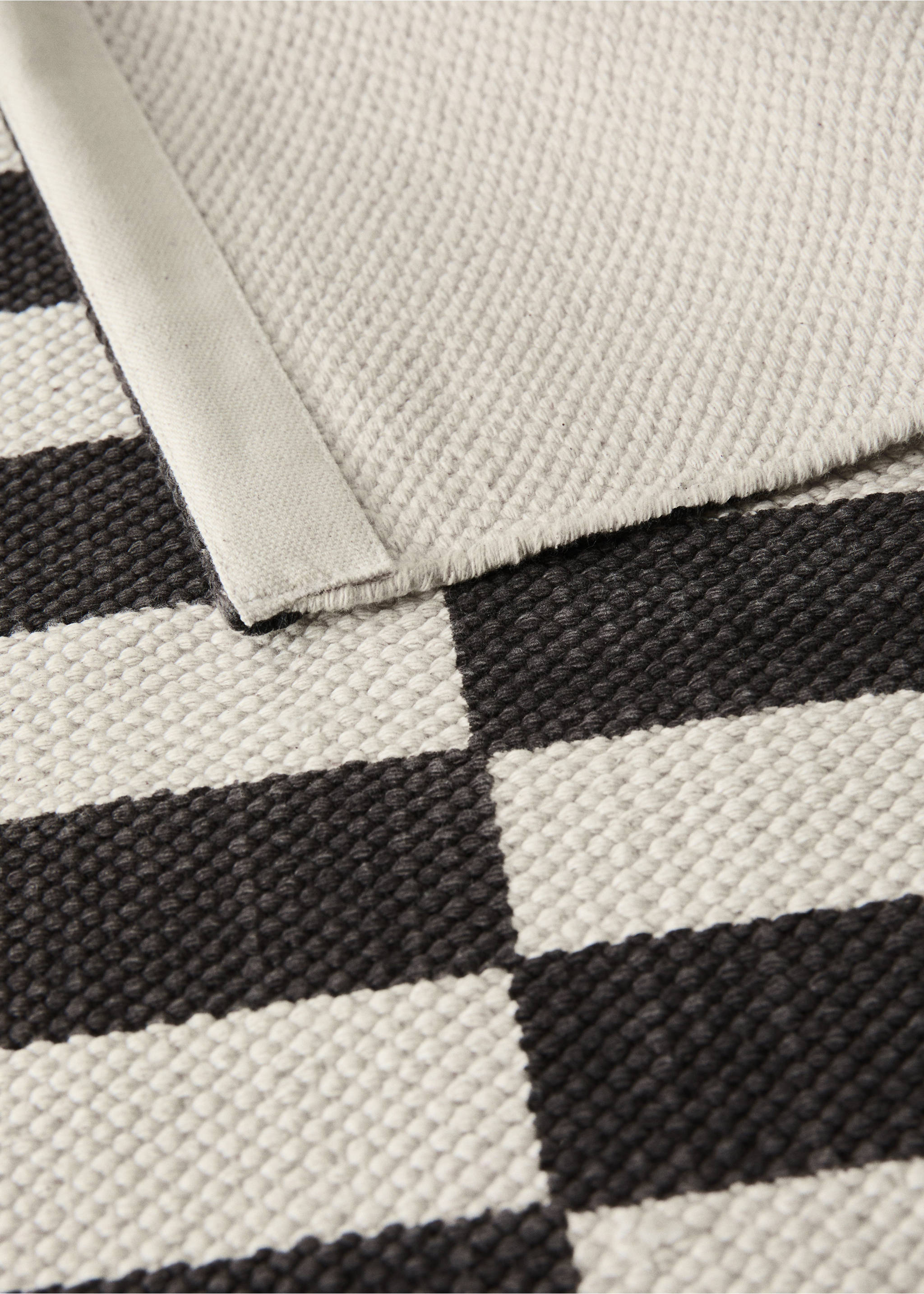 Katoenen vloerkleed met strepenmotief - Detail van het artikel 3, Chocoladebruin. Ref: 37003296-00.